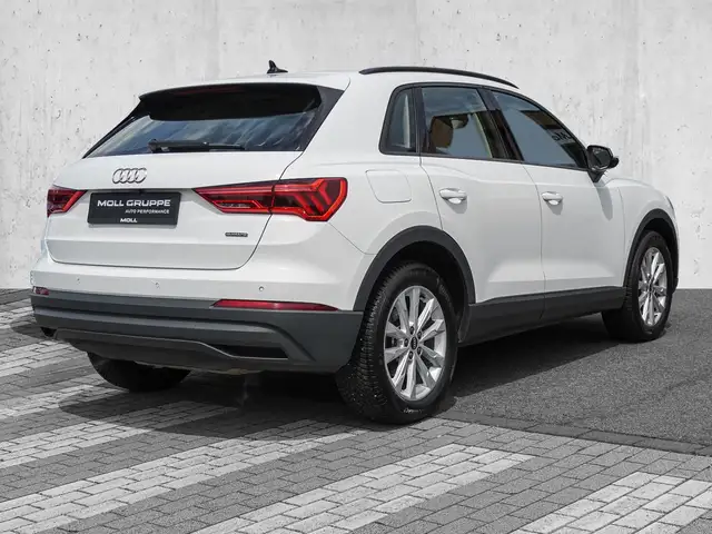 Audi Q3 view 4