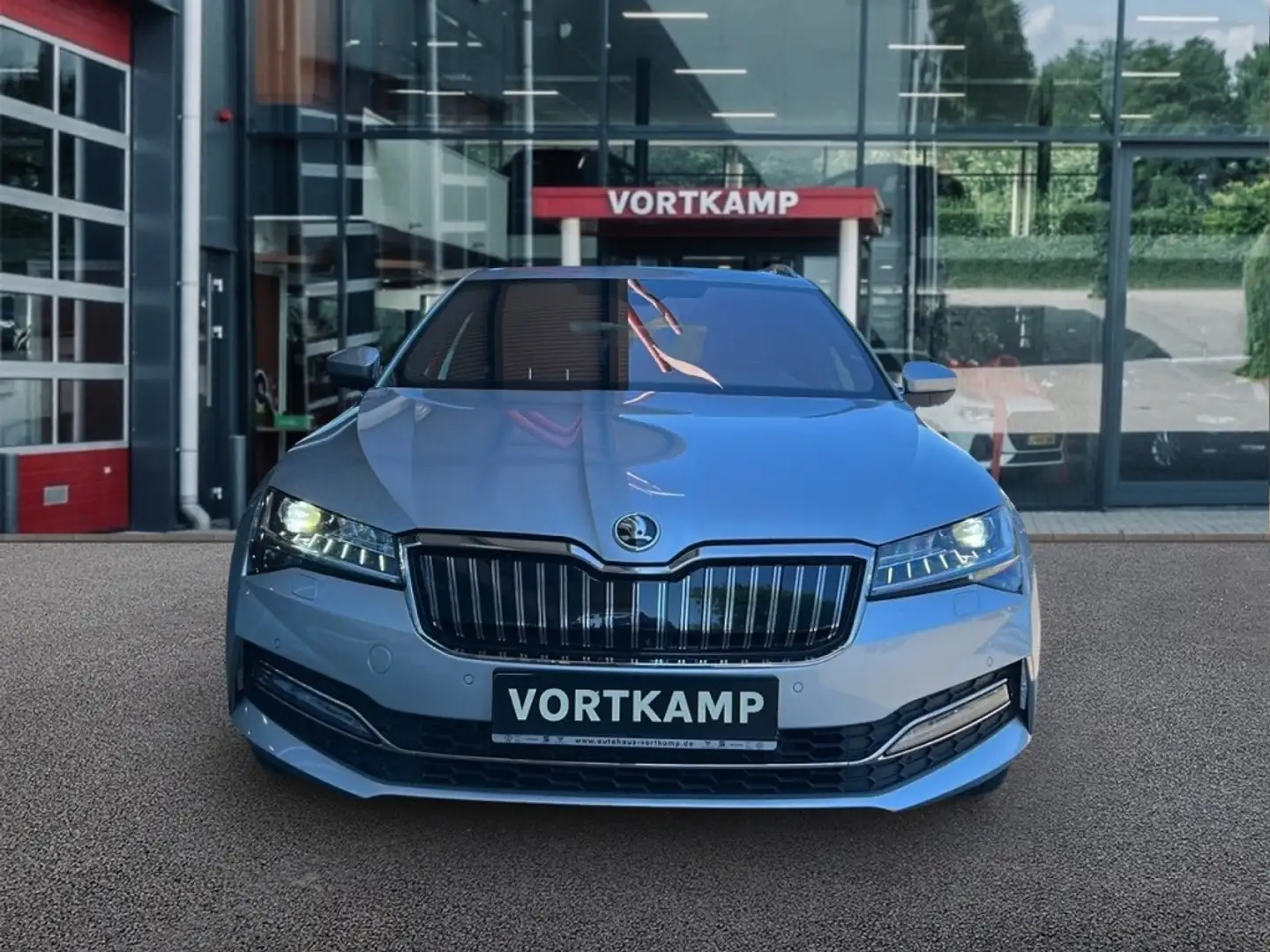 Skoda Superb 1.4 TSI DSG LAURIN & KLEMENT IV PANO-DAK/TREKHAAK/ Grijs - 2