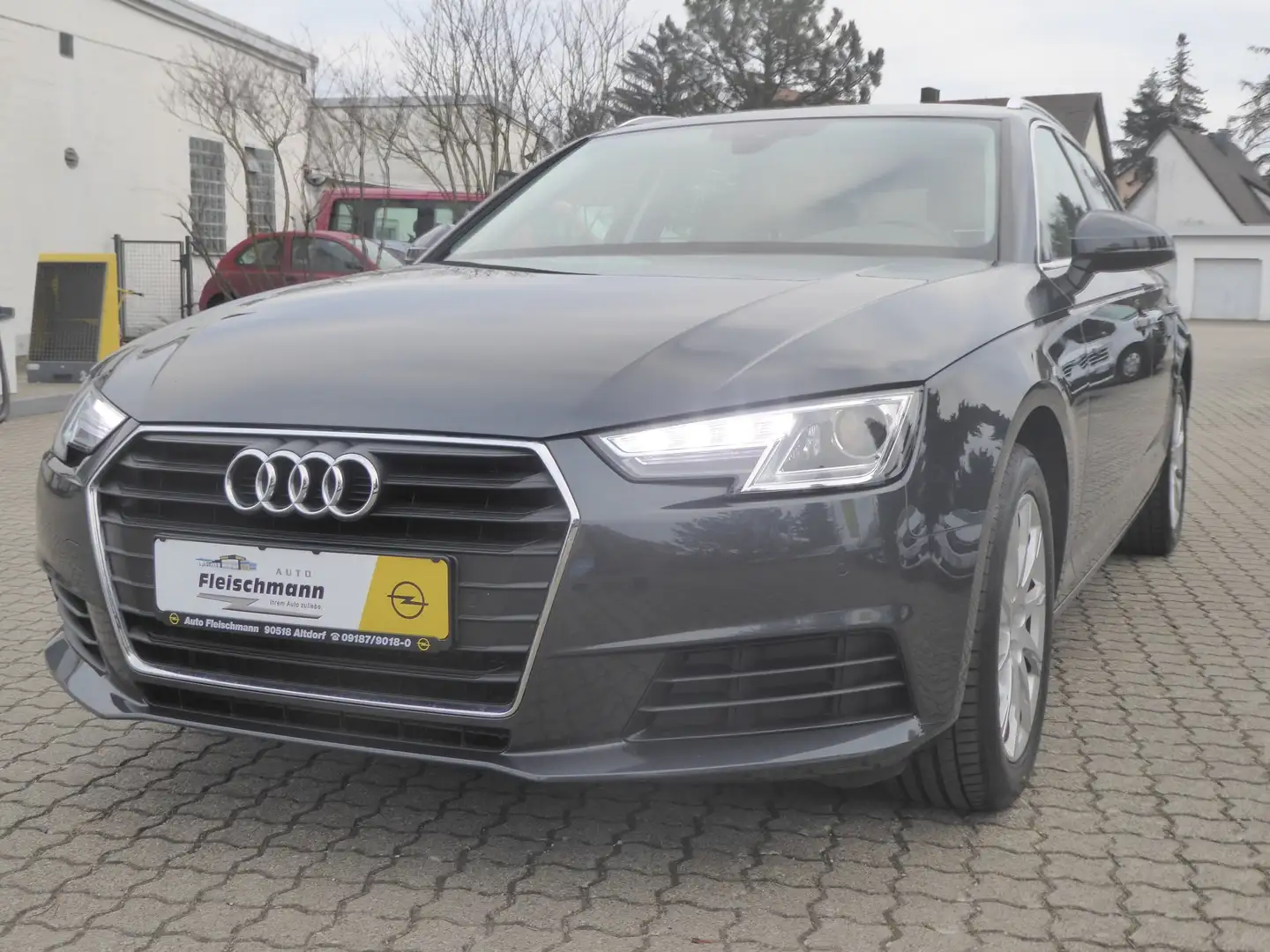 Audi A4 Avant 2.0 TDI Grau - 1