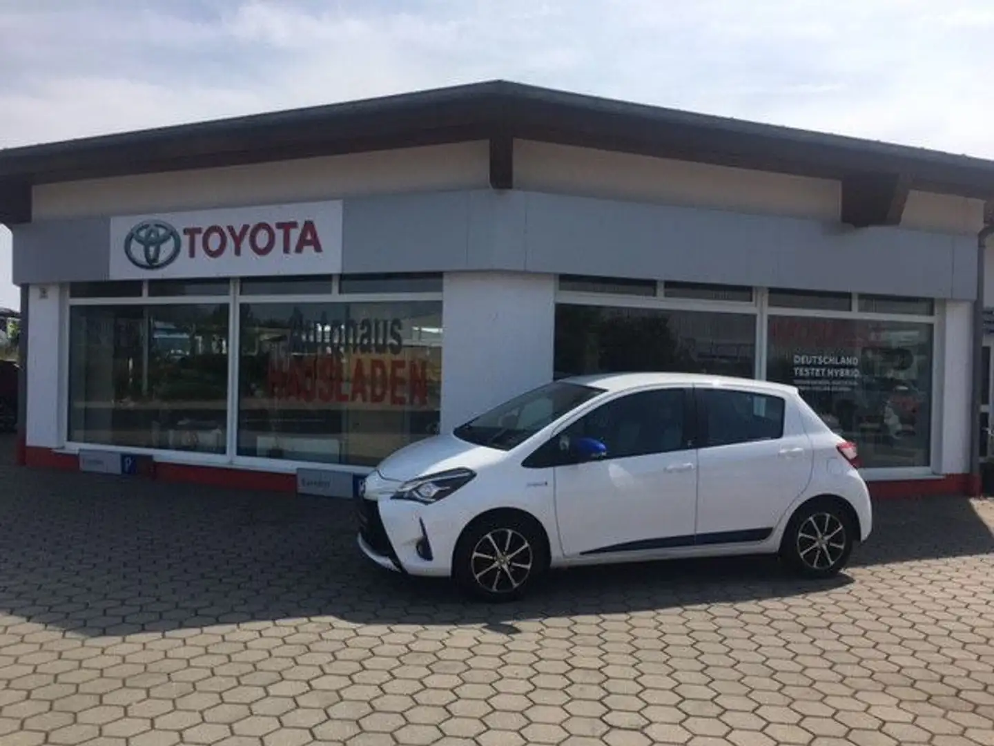 Toyota Yaris Hybrid Team D  "Blue Edition" Wit - 1