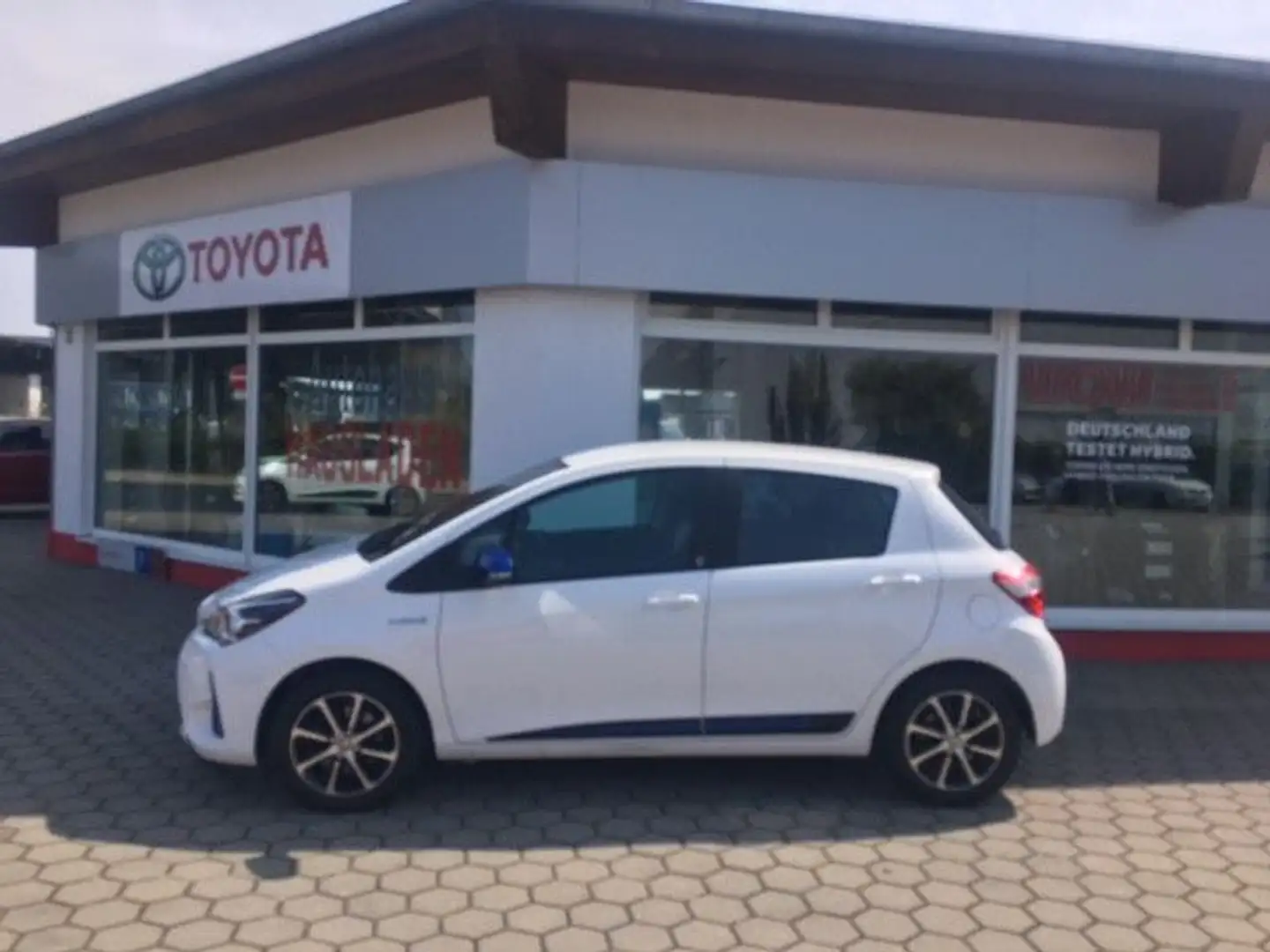 Toyota Yaris Hybrid Team D  "Blue Edition" Wit - 2
