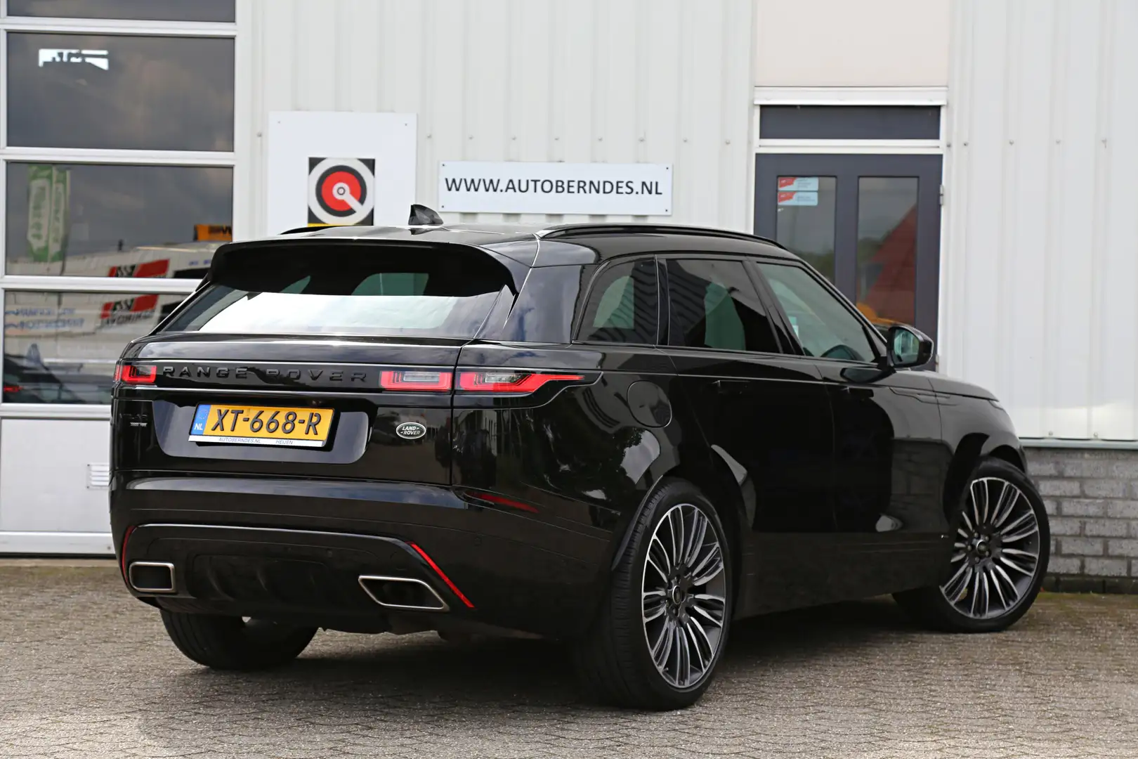 Land Rover Range Rover Velar 3.0 V6 300PK AWD R-Dynamic HSE*BTW*NL-Auto*Perfect Zwart - 2