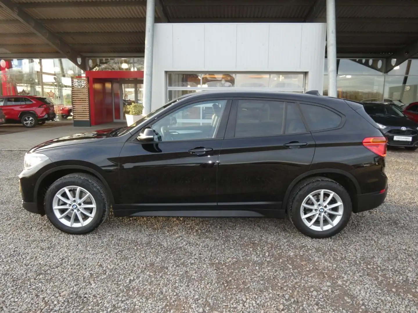 BMW X1 xDrive20i Aut. Schwarz - 2