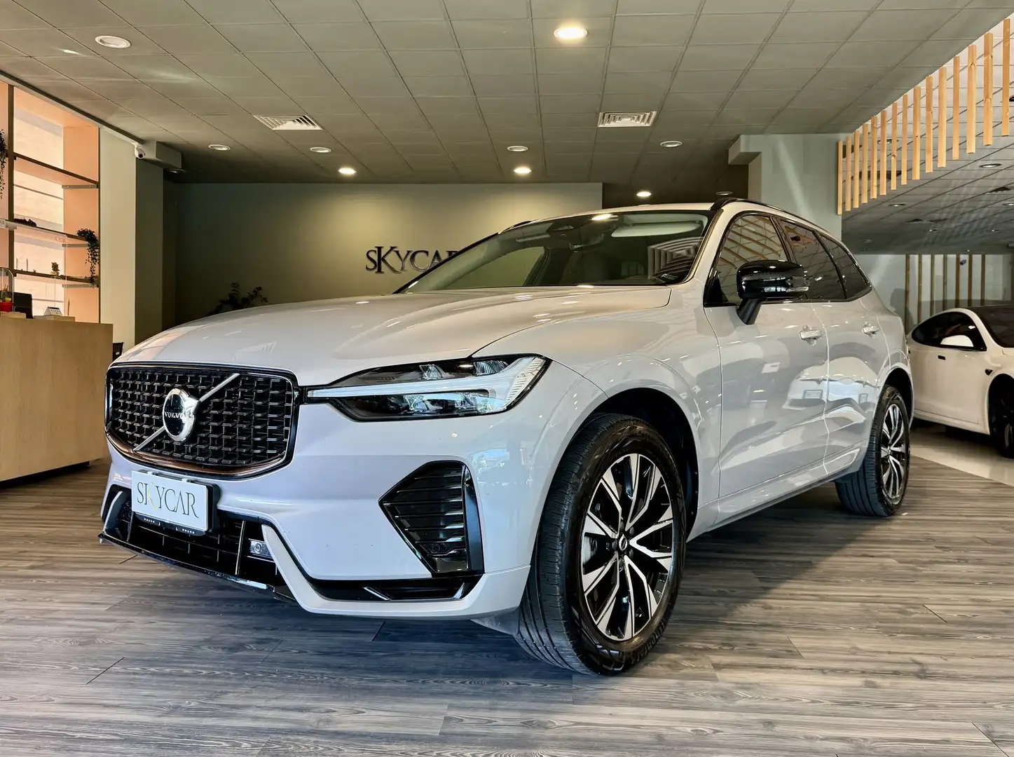Volvo XC60 B4 automatico Plus Dark Plateado - 1
