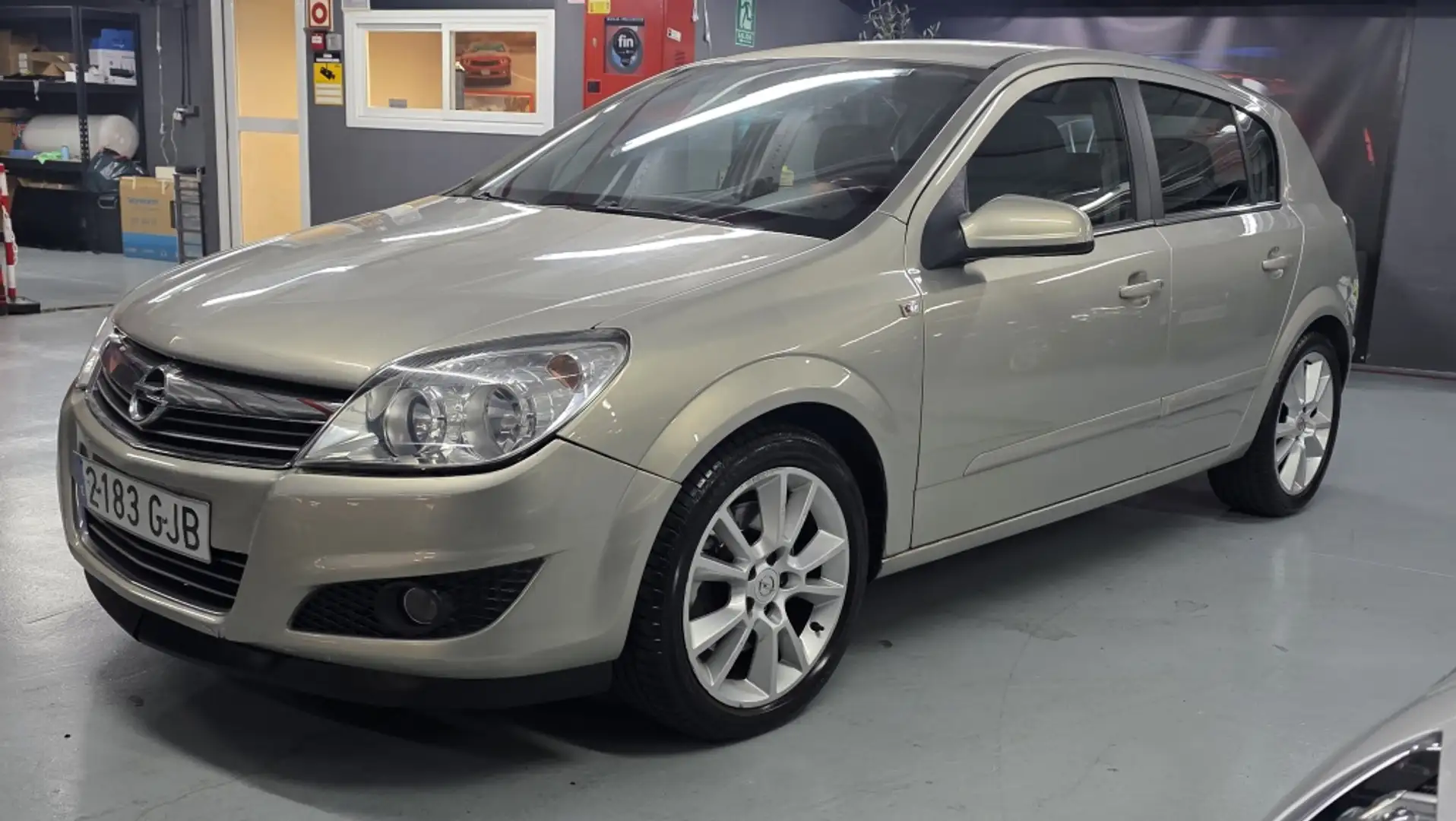 Opel Astra 1.9CDTi Cosmo - 1
