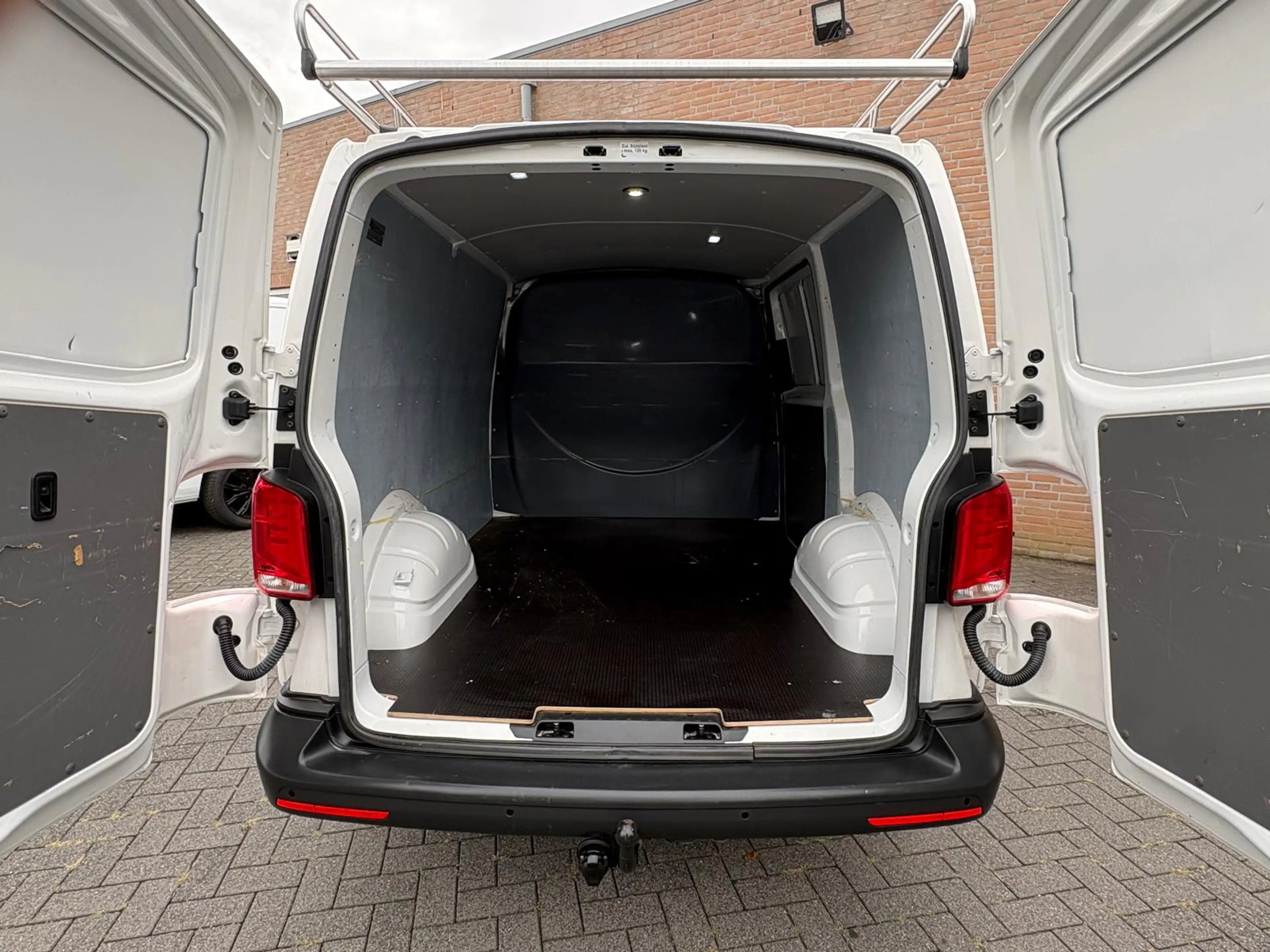 Volkswagen T6.1 Transporter 2.0TDI 110PK L1H1 Imperiaal / Trekhaak / Euro6 — photo 3
