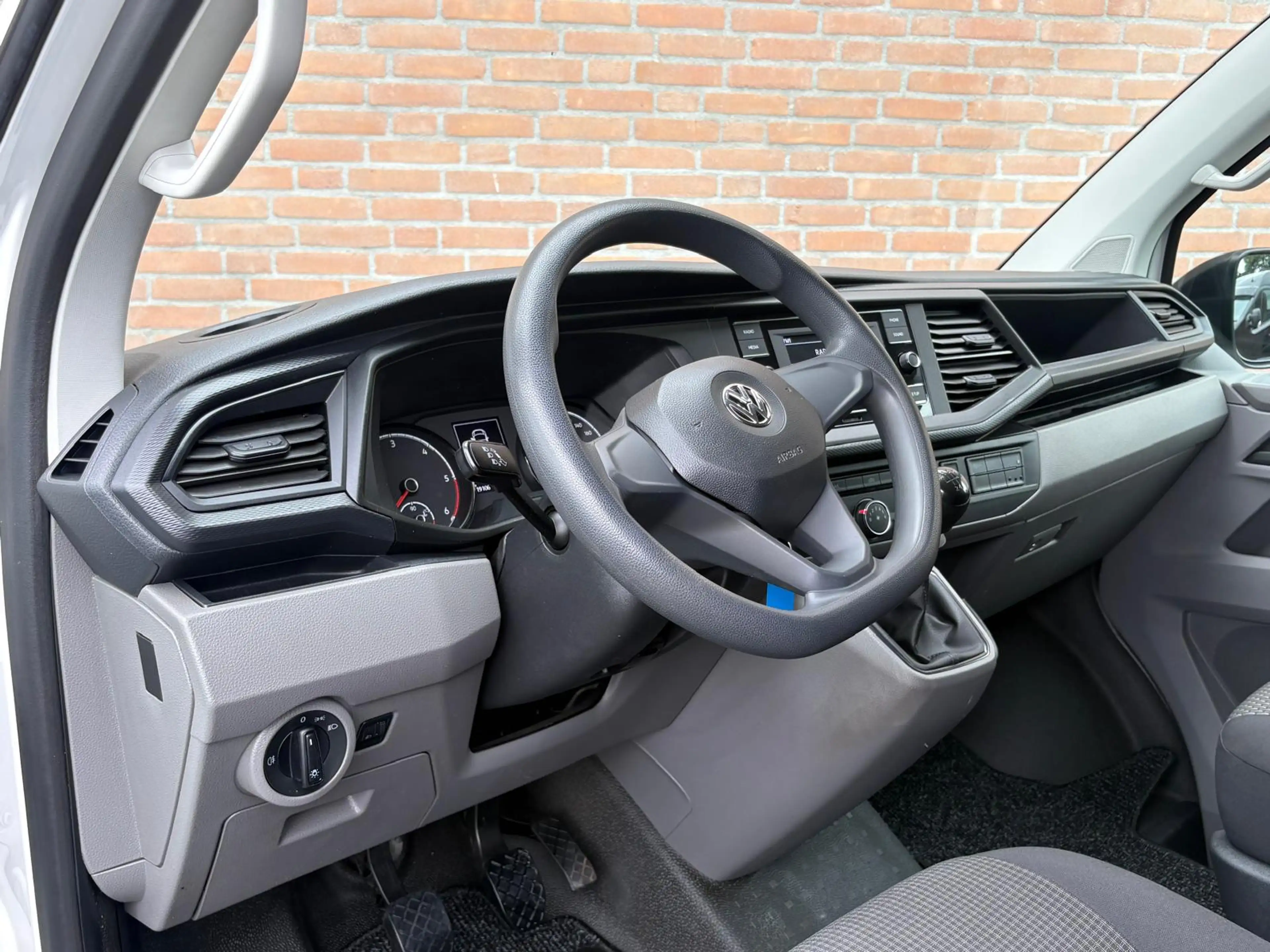 Volkswagen T6.1 Transporter 2.0TDI 110PK L1H1 Imperiaal / Trekhaak / Euro6 — photo 2