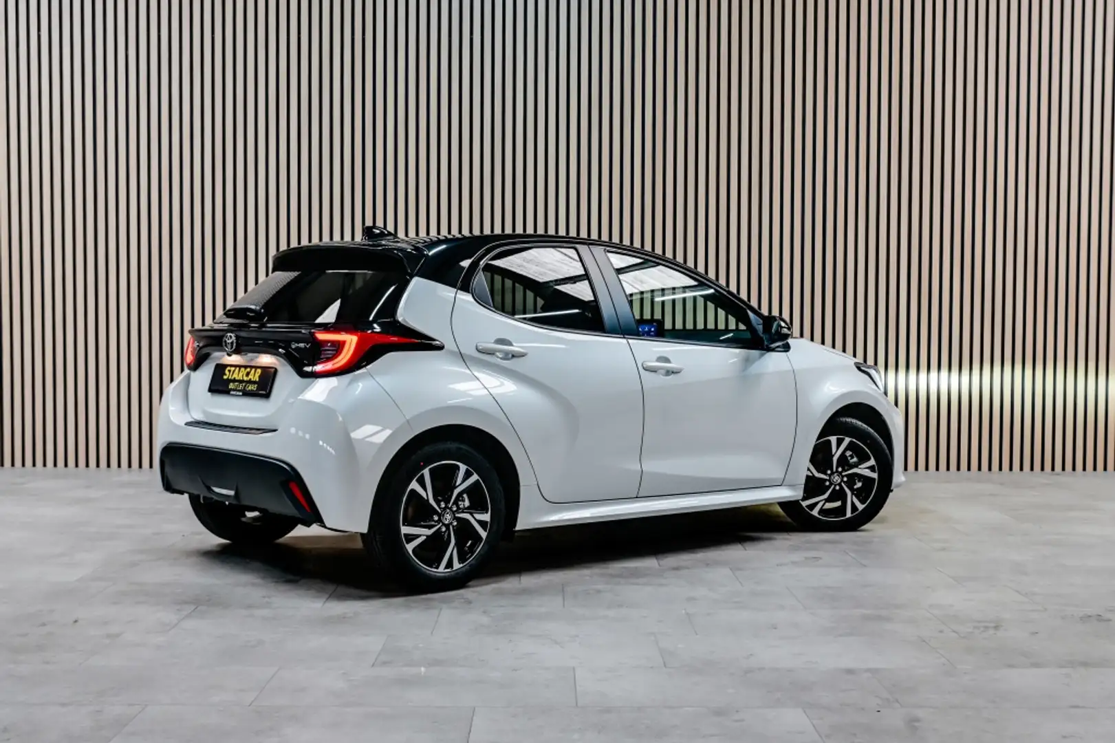 Toyota Yaris Yaris 1.5 | DYNAMIC | CARPLAY | STOELVERWARMING | Wit - 2