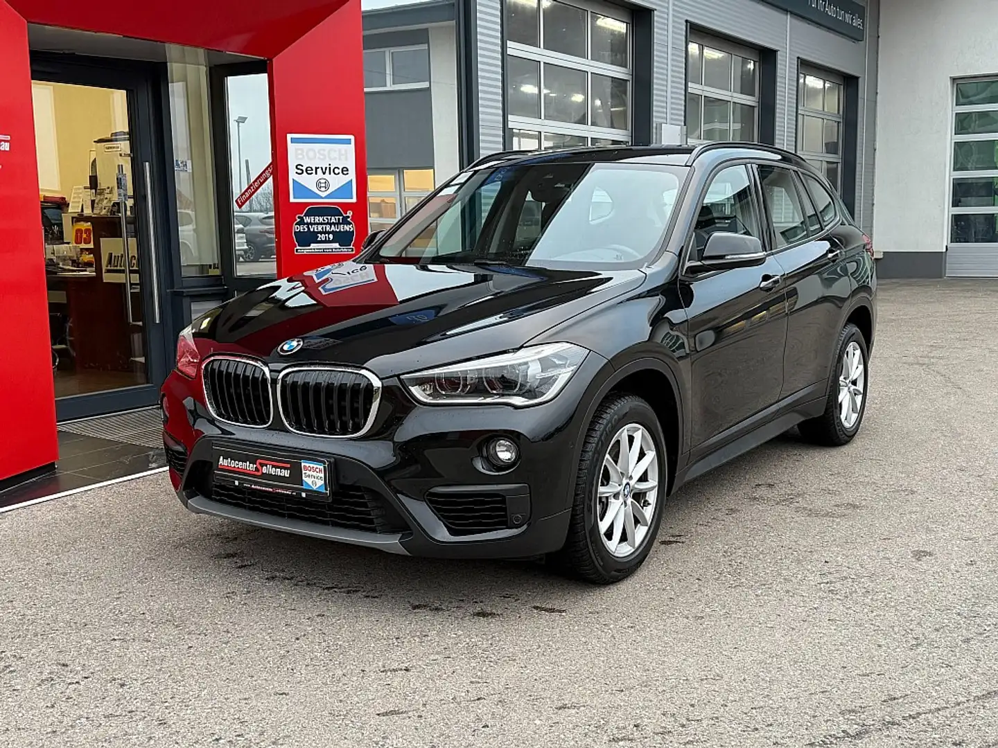BMW X1 xDrive 20d Advantage Aut. Schwarz - 1