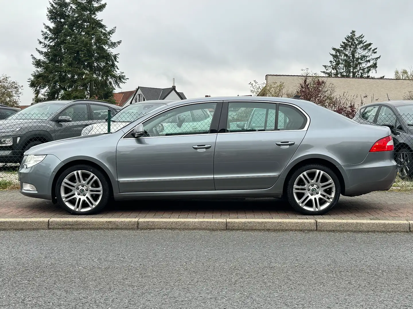 Skoda Superb Elegance Navi MemroySitz Leder AHK 1.Hand Top Grau - 2