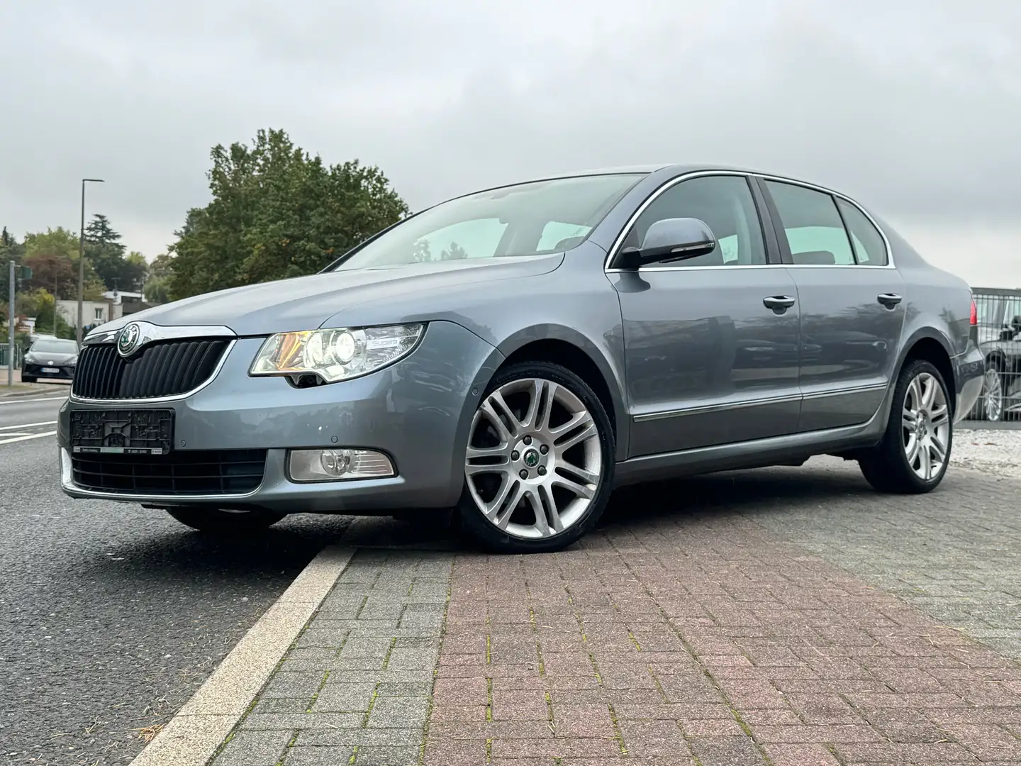 Skoda Superb Elegance Navi MemroySitz Leder AHK 1.Hand Top Grau - 1