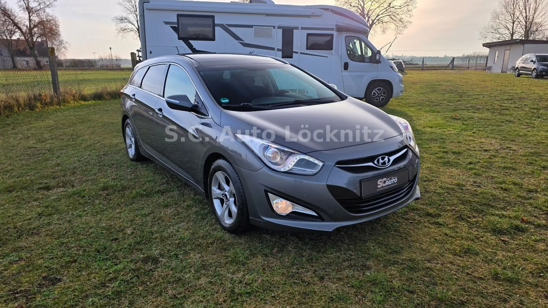 Hyundai i40 cw Style Automatik Panorama Kamera Navi Silber - 1