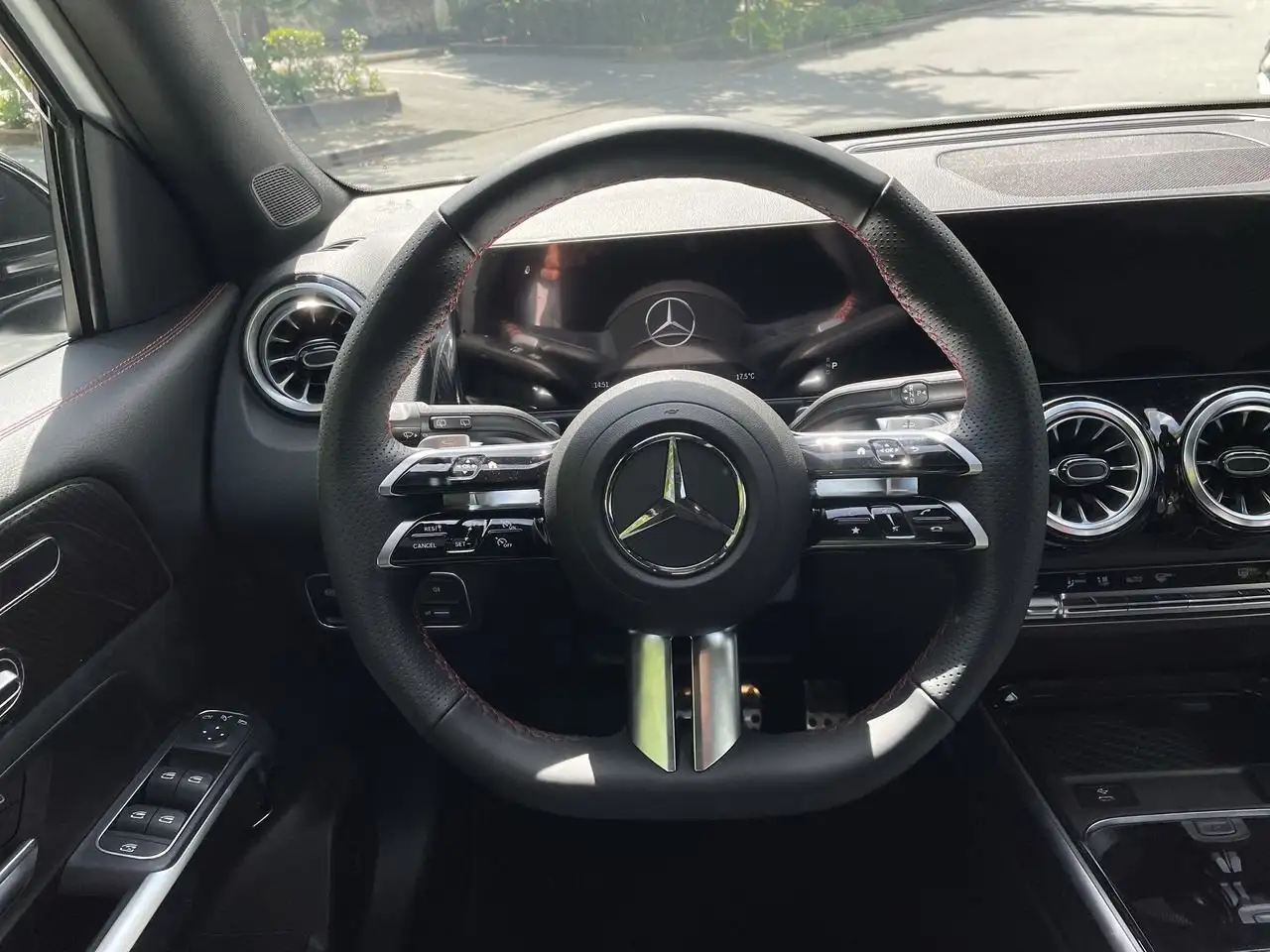 Mercedes-Benz GLB снимка Mercedes-Benz GLB