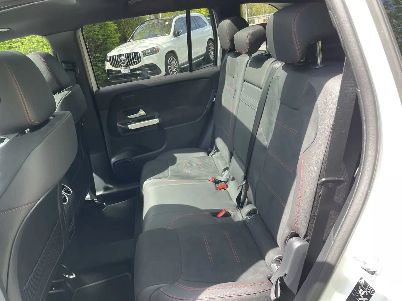 Mercedes-Benz GLB снимка Mercedes-Benz GLB