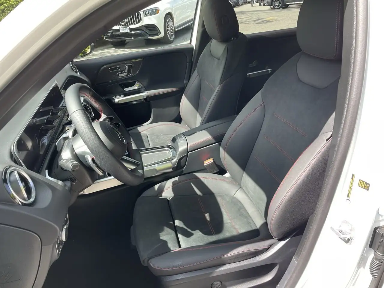 Mercedes-Benz GLB снимка Mercedes-Benz GLB