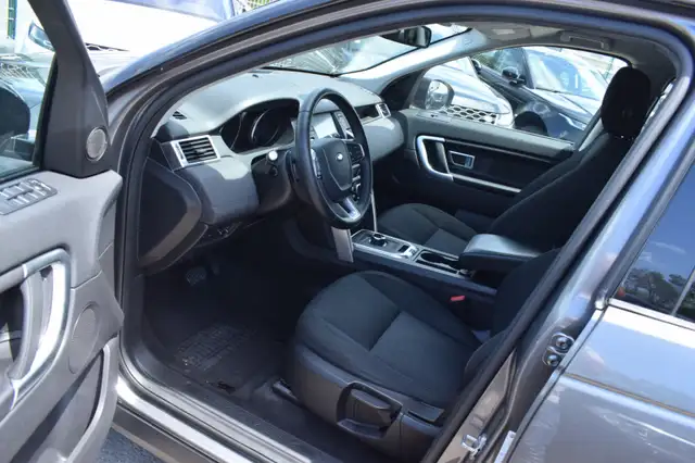 Land Rover Discovery Sport view 5