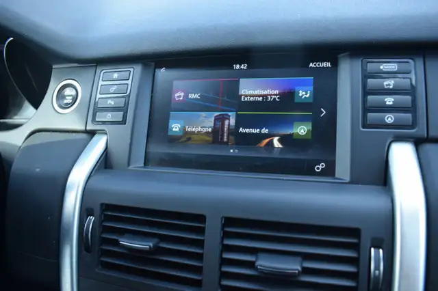 Land Rover Discovery Sport view 3