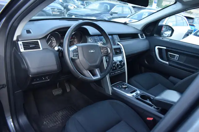 Land Rover Discovery Sport view 12
