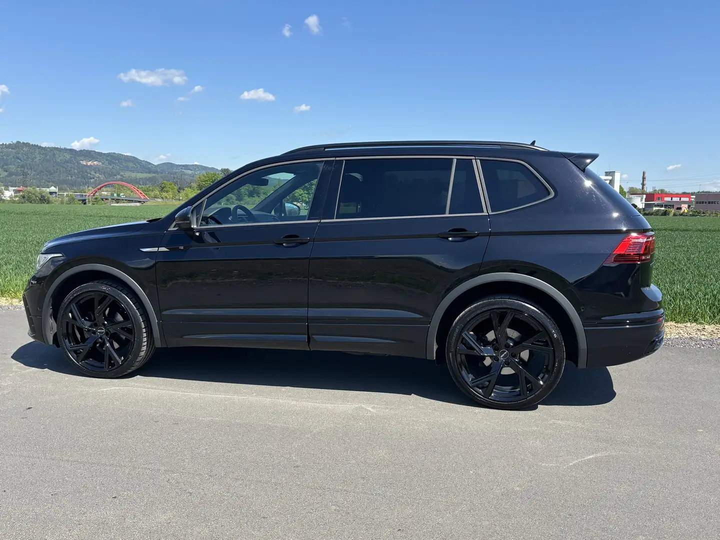 Volkswagen Tiguan Allspace 2,0 TDI SCR DSG 4Motion R-Line Schwarz - 2