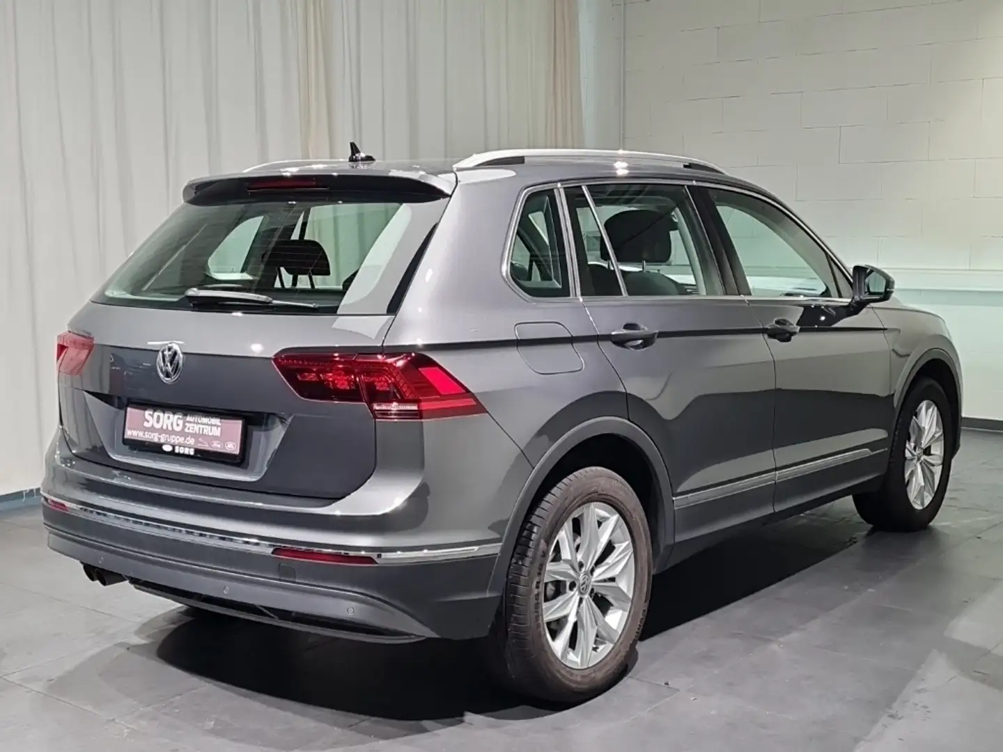 Volkswagen Tiguan 2.0 TSI Highline*4Motion*DSG*AHK*LED* Grau - 2