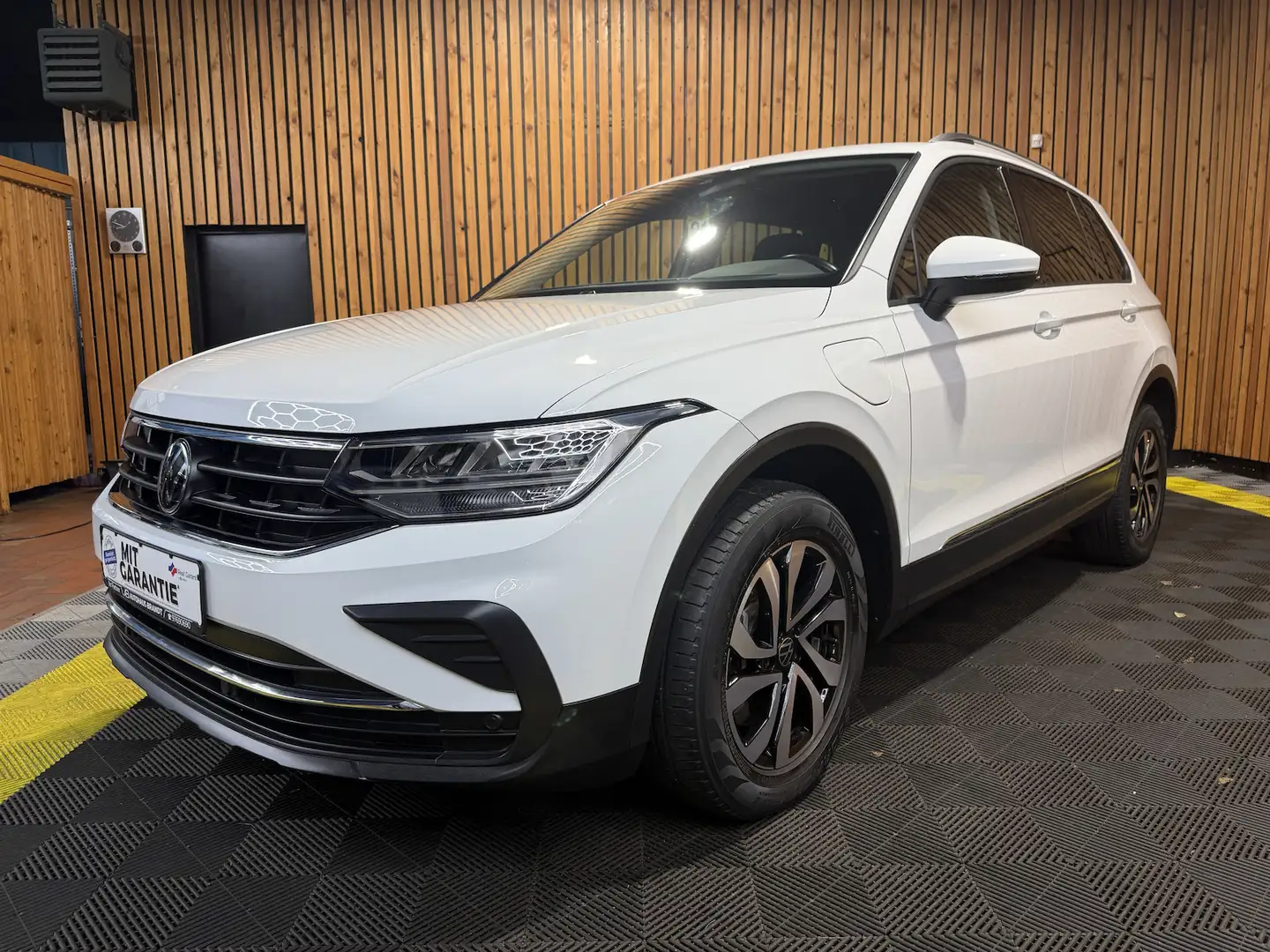 Volkswagen Tiguan 1,4 eHybrid Active DSG *Navi*ACC*LED*AHK Weiß - 1