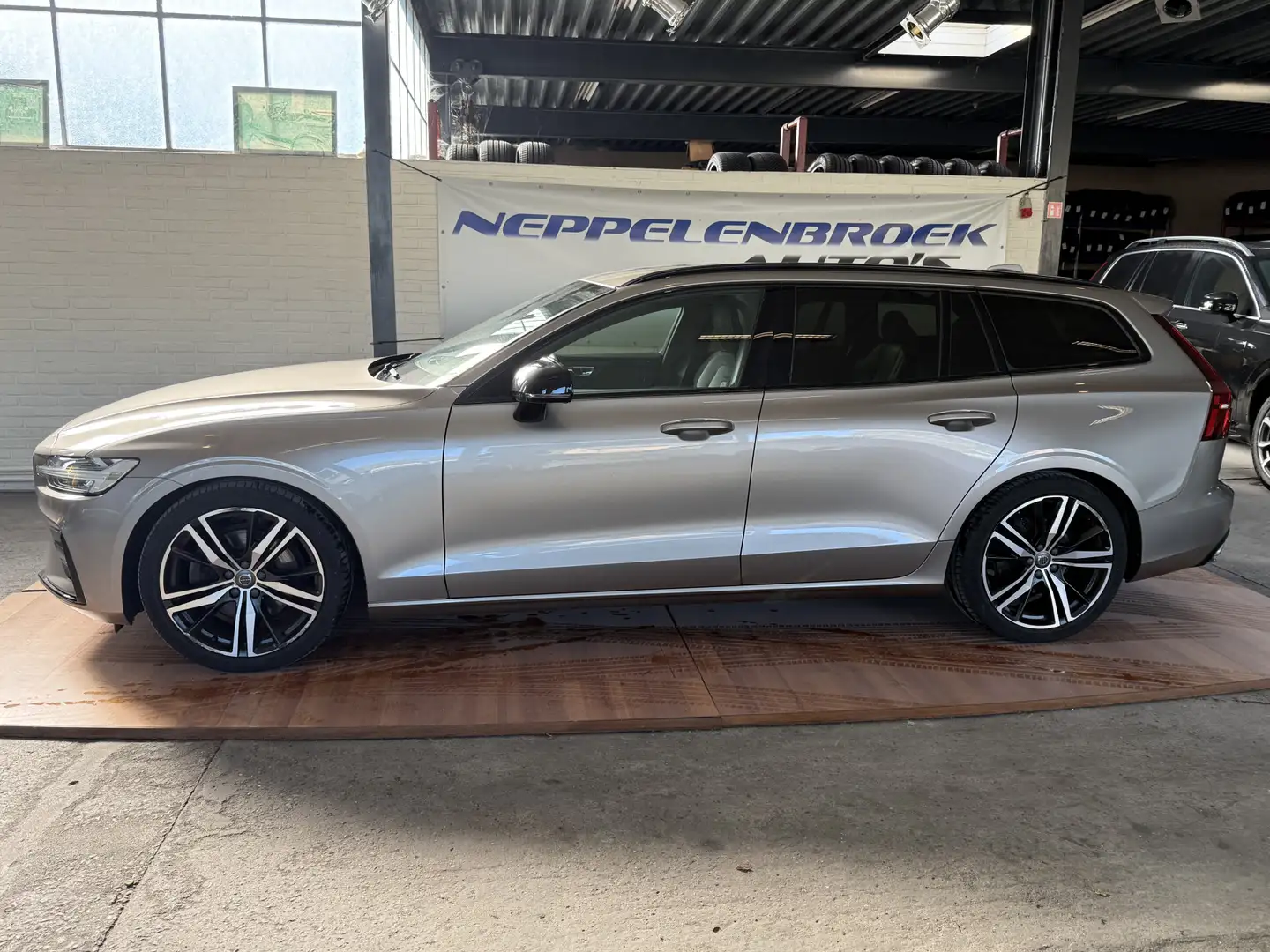 Volvo V60 2.0 T4 R-Design Gris - 2