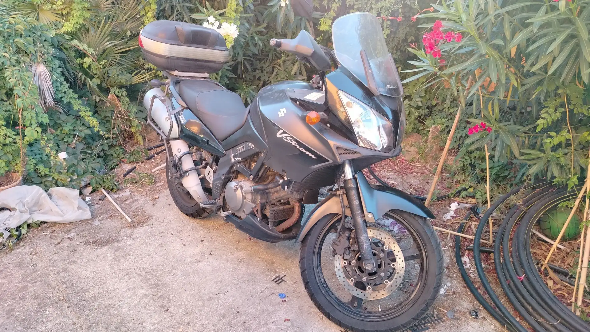 Suzuki V-Strom 650 Black - 1