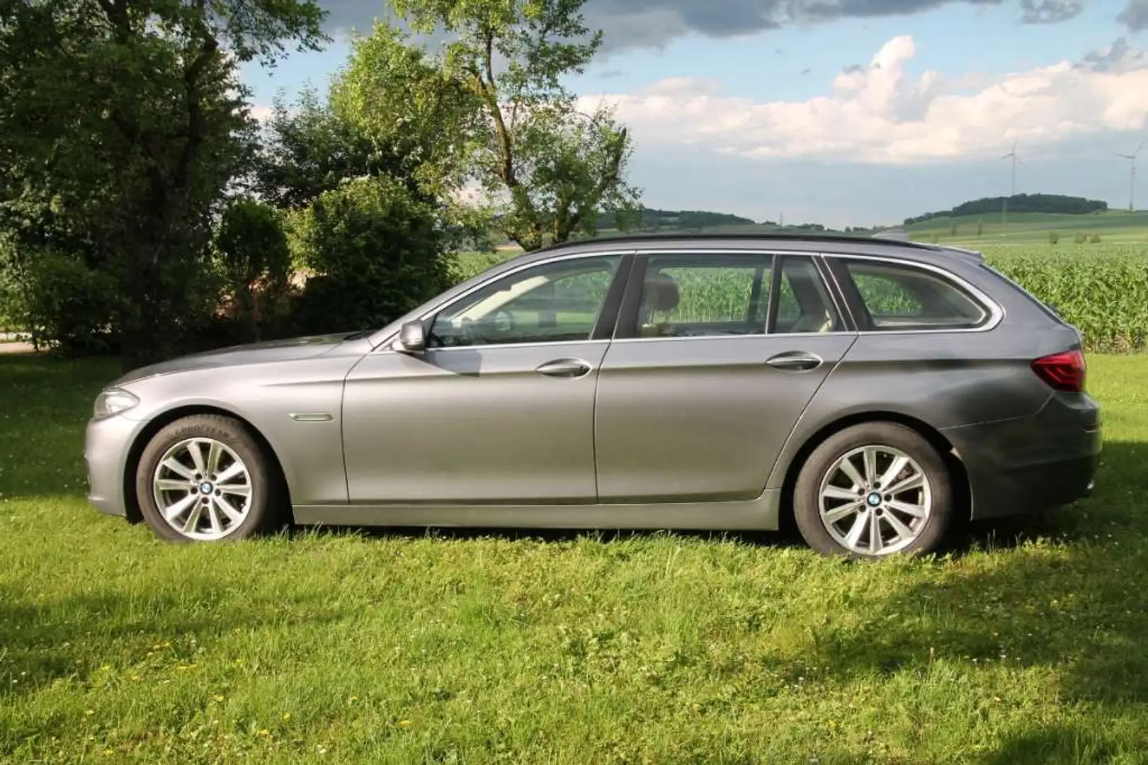 BMW 520 520d xDrive Touring Aut. Grau - 1