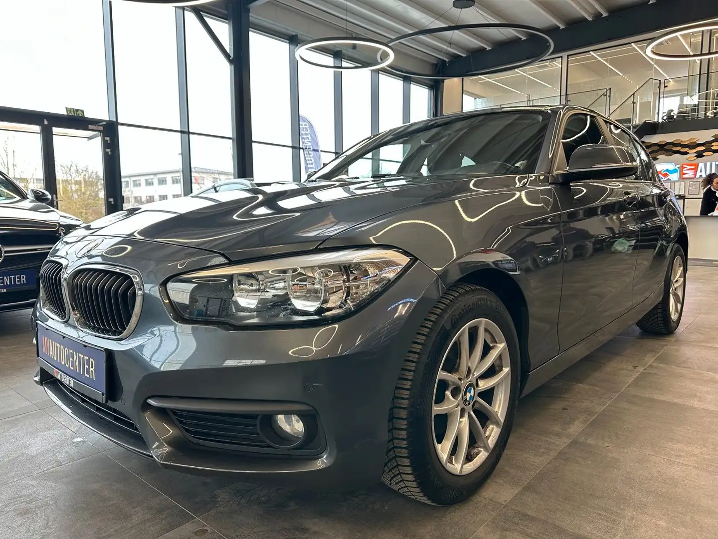 BMW 116 i Advantage Limousine 5-trg. *2. Hand*Klima* Grau - 2