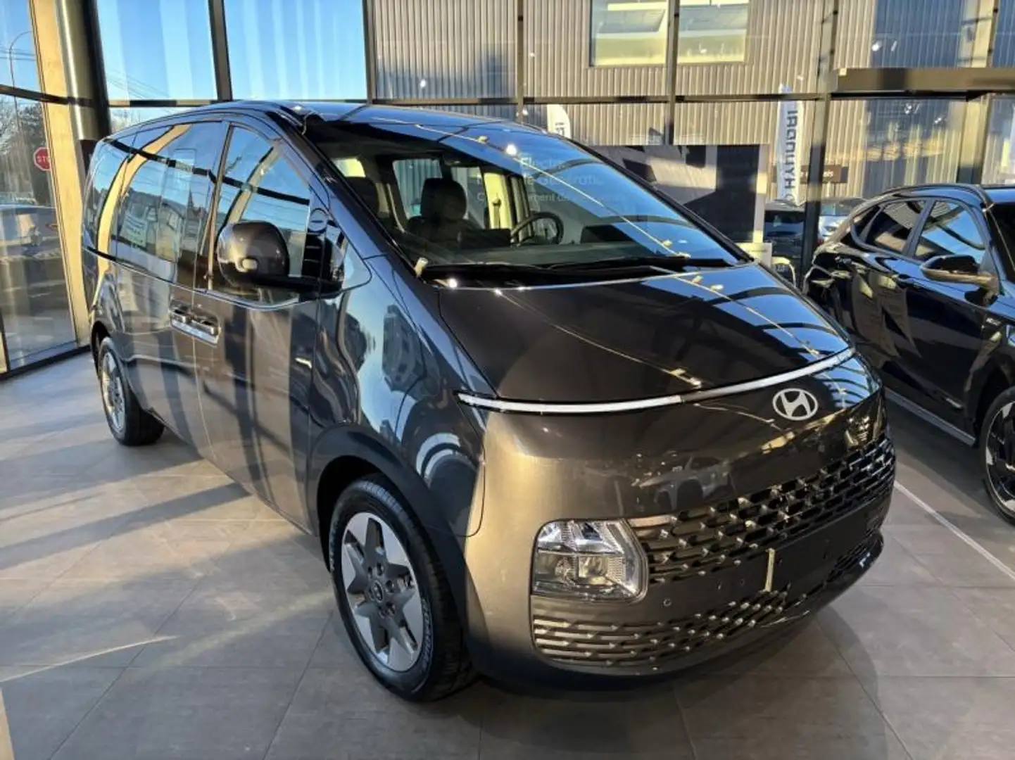 Hyundai STARIA 1.6 T-GDI 225ch Hybrid Executive Gris - 1