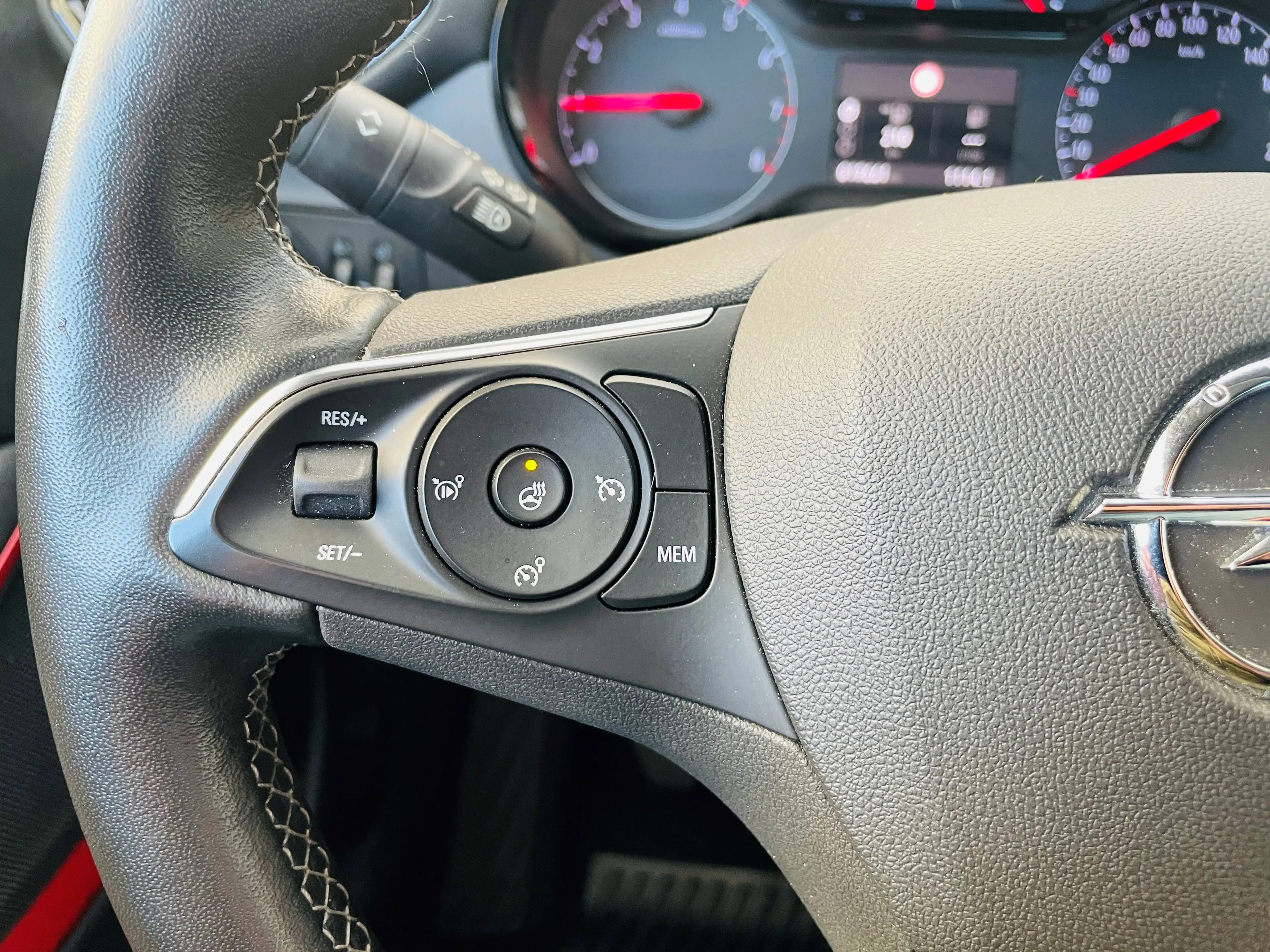 Opel Crossland X GS Line — photo 11