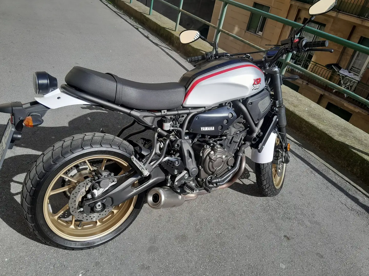 Yamaha XSR 700 X TRIBUTE Stříbrná - 2