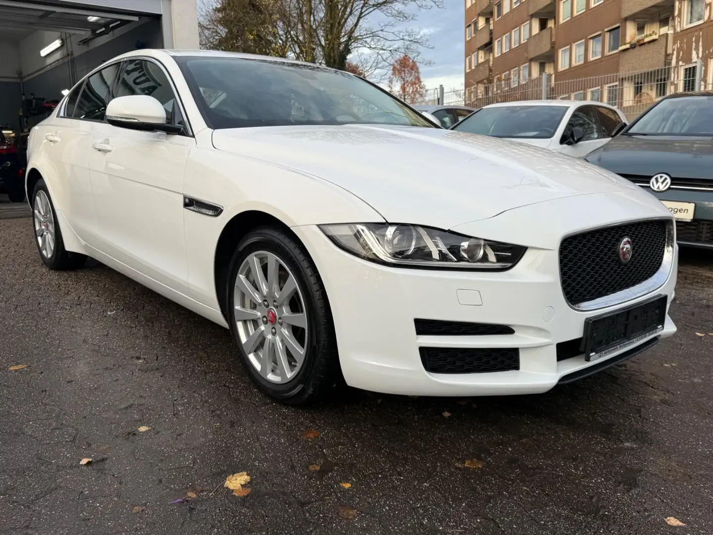 Jaguar XE *1.Hand*Xenon*Autom.*Key*8-Fach*Navi Weiß - 2
