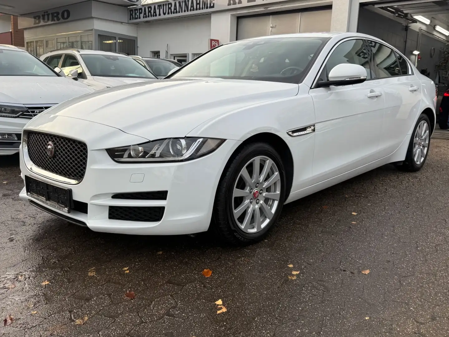 Jaguar XE *1.Hand*Xenon*Autom.*Key*8-Fach*Navi Weiß - 1