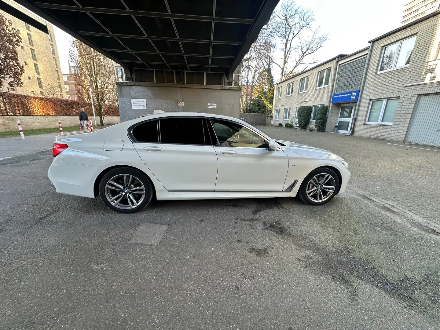 BMW 740 740Li xDrive - 2