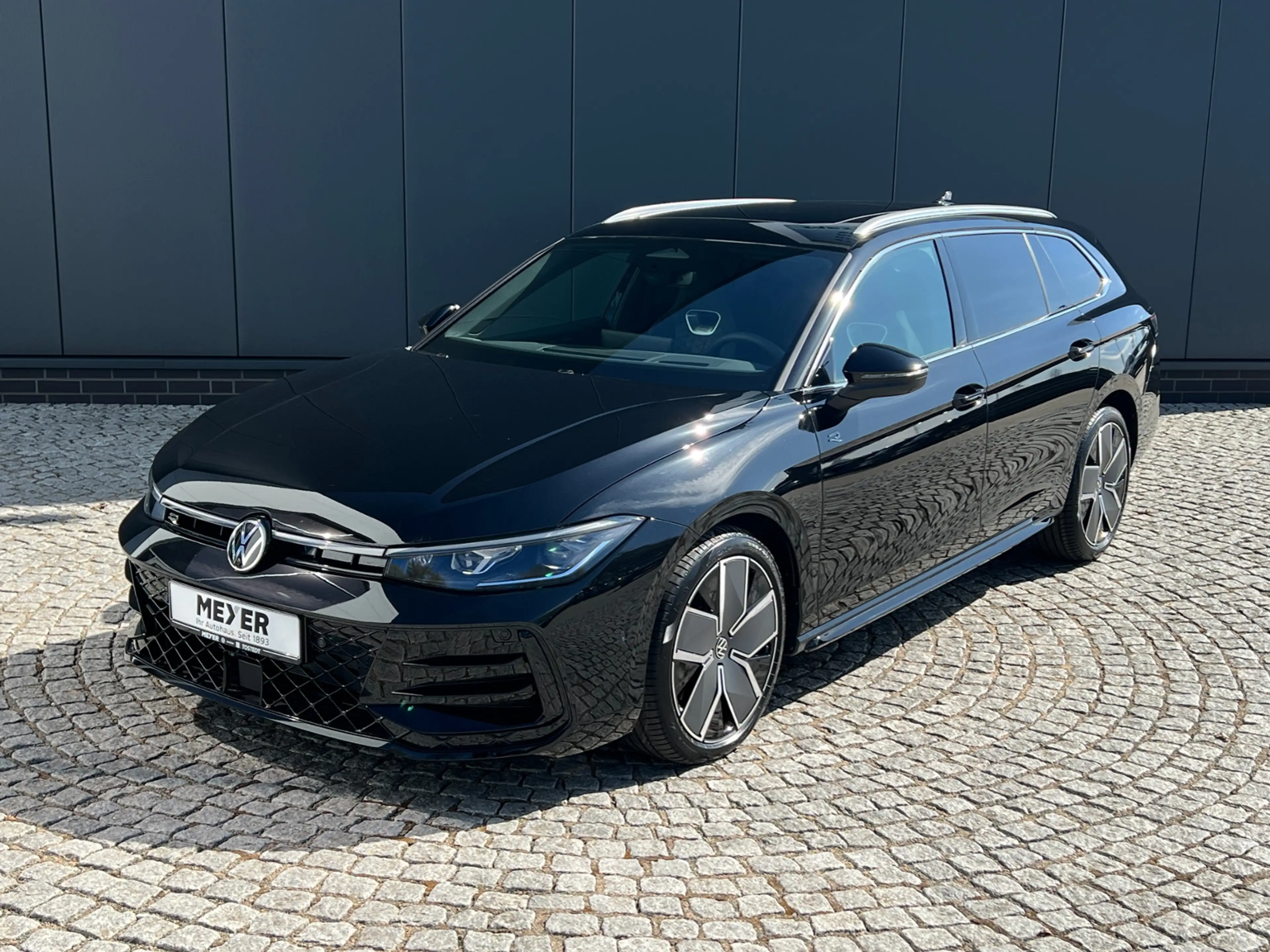 Volkswagen Passat Variant R-Line 2.0 TDI DSG 4MOTION *AHK, Pano, 19" LM* — photo 2