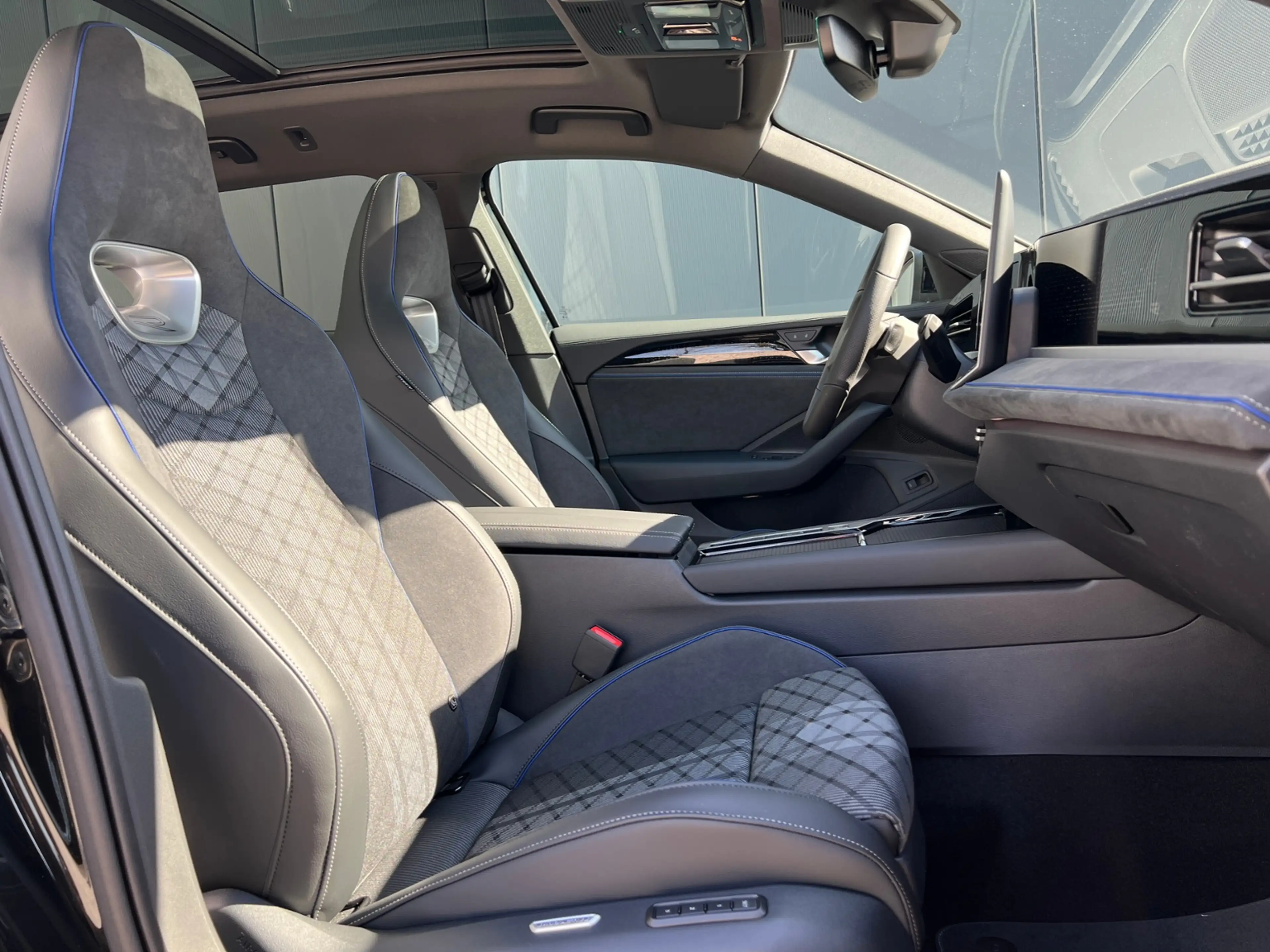 Volkswagen Passat Variant R-Line 2.0 TDI DSG 4MOTION *AHK, Pano, 19" LM* — photo 8
