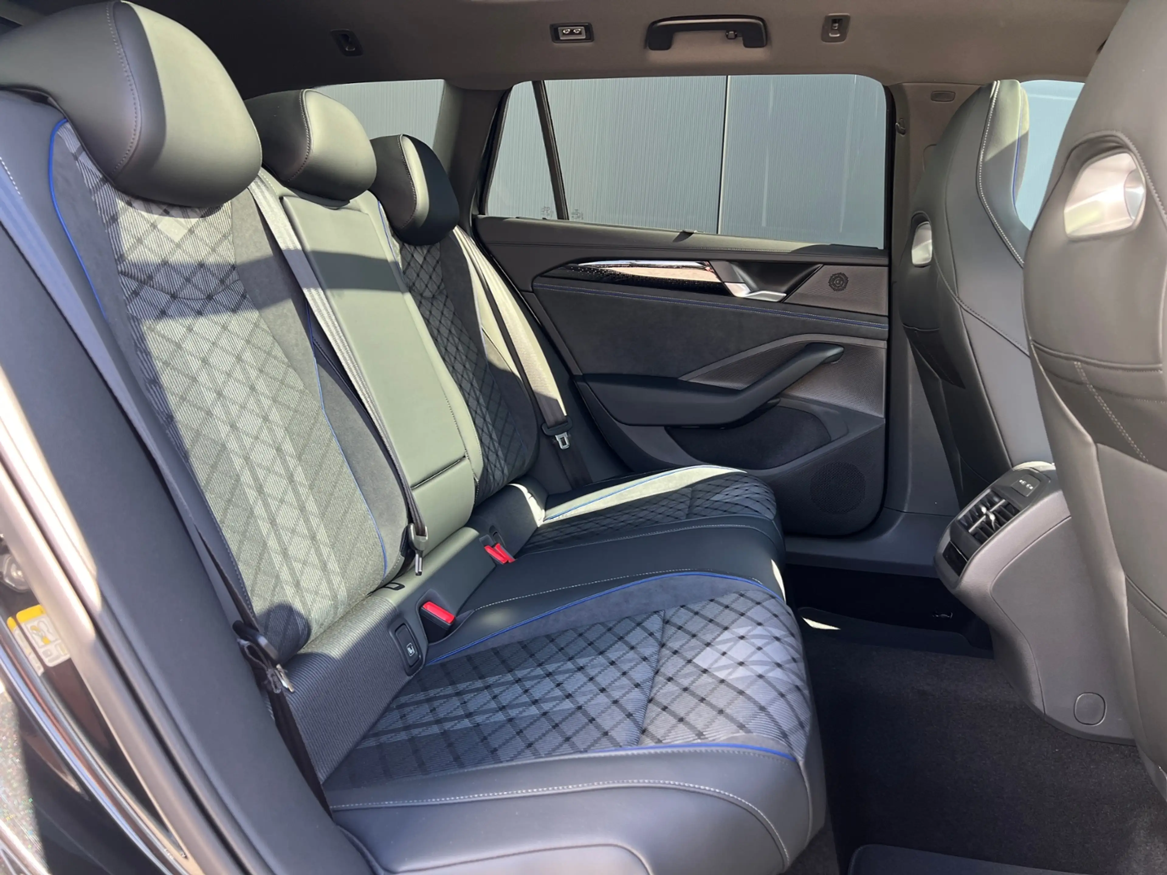 Volkswagen Passat Variant R-Line 2.0 TDI DSG 4MOTION *AHK, Pano, 19" LM* — photo 9