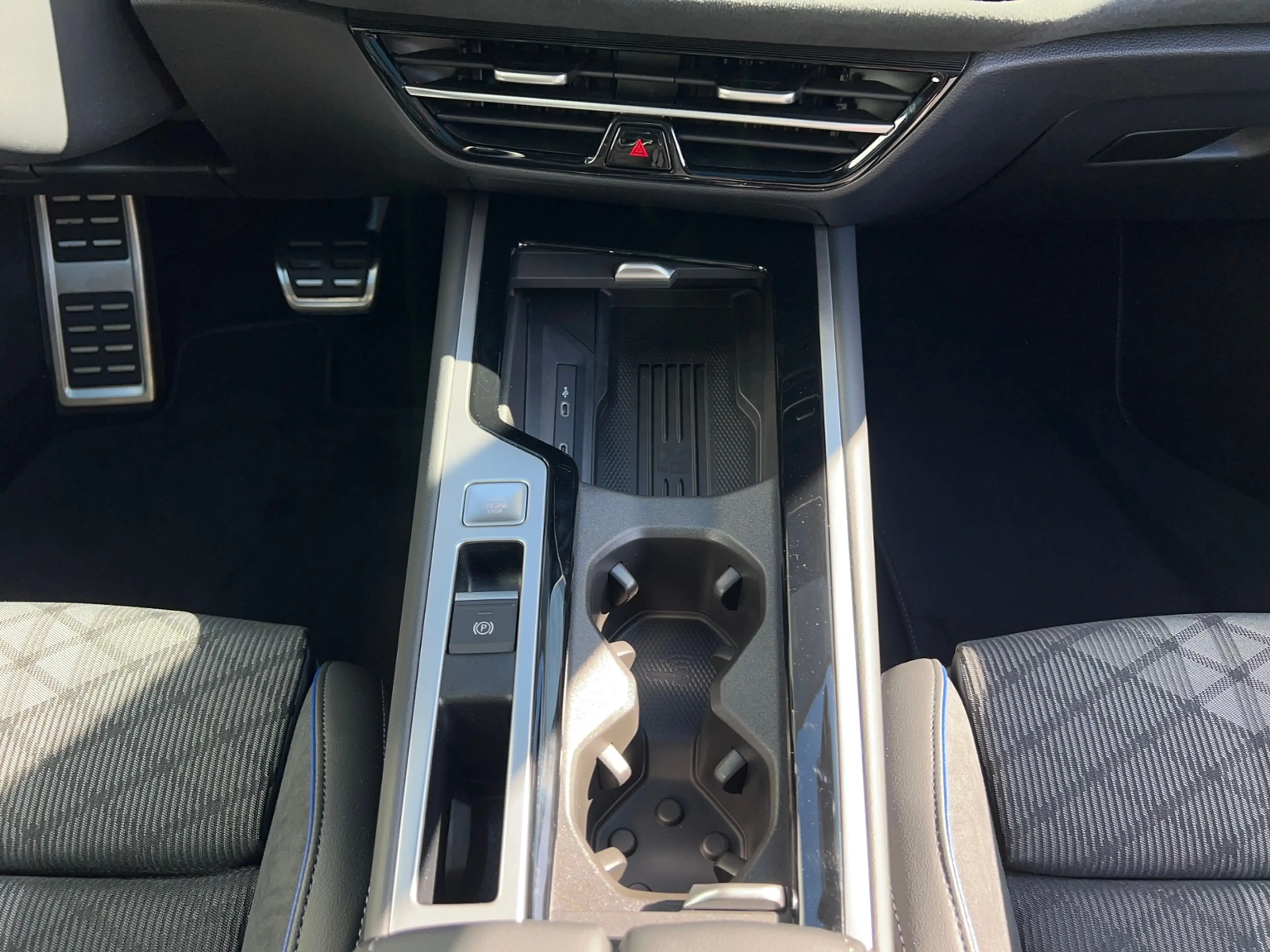 Volkswagen Passat Variant R-Line 2.0 TDI DSG 4MOTION *AHK, Pano, 19" LM* — photo 12