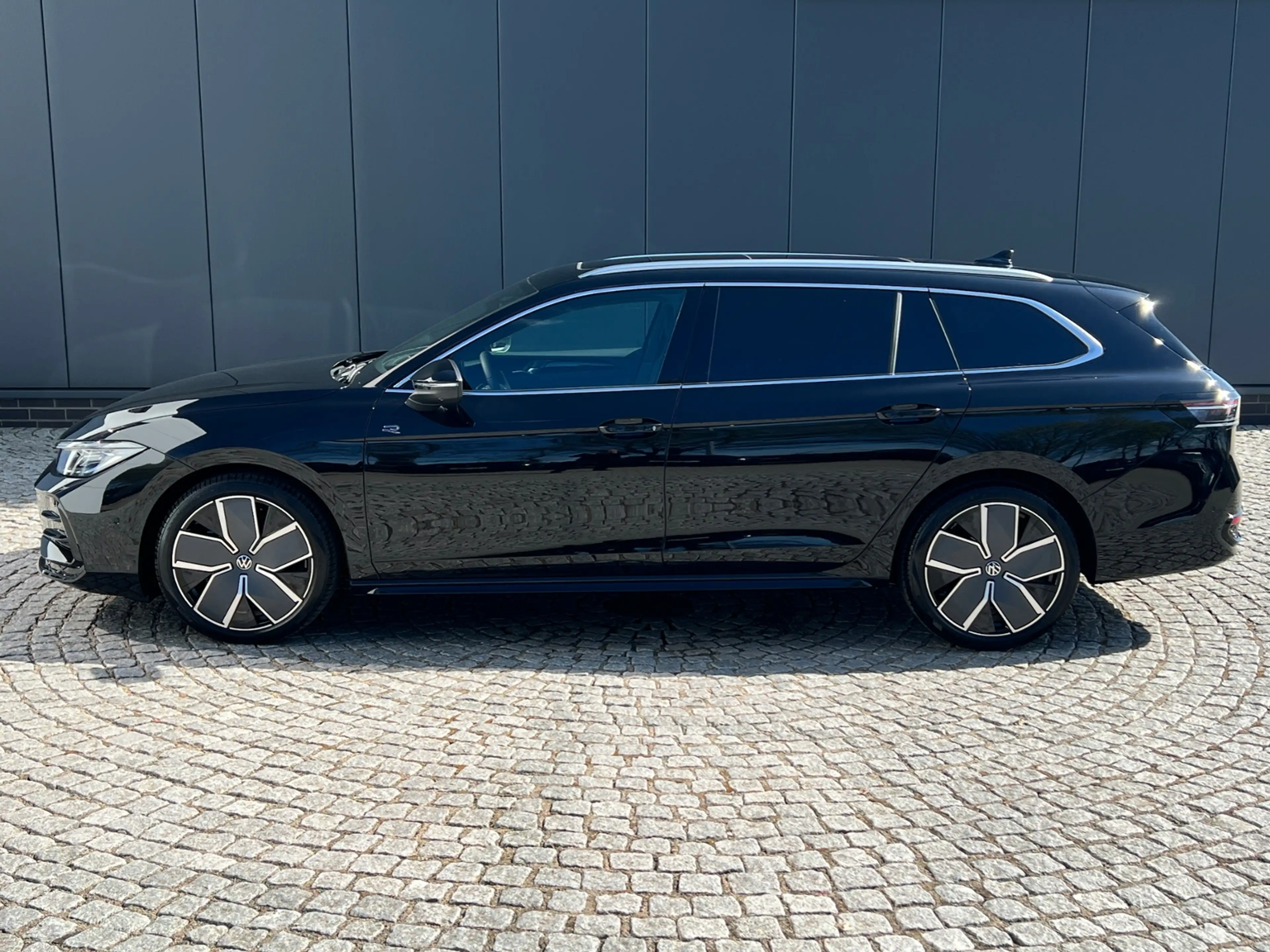 Volkswagen Passat Variant R-Line 2.0 TDI DSG 4MOTION *AHK, Pano, 19" LM* — photo 3