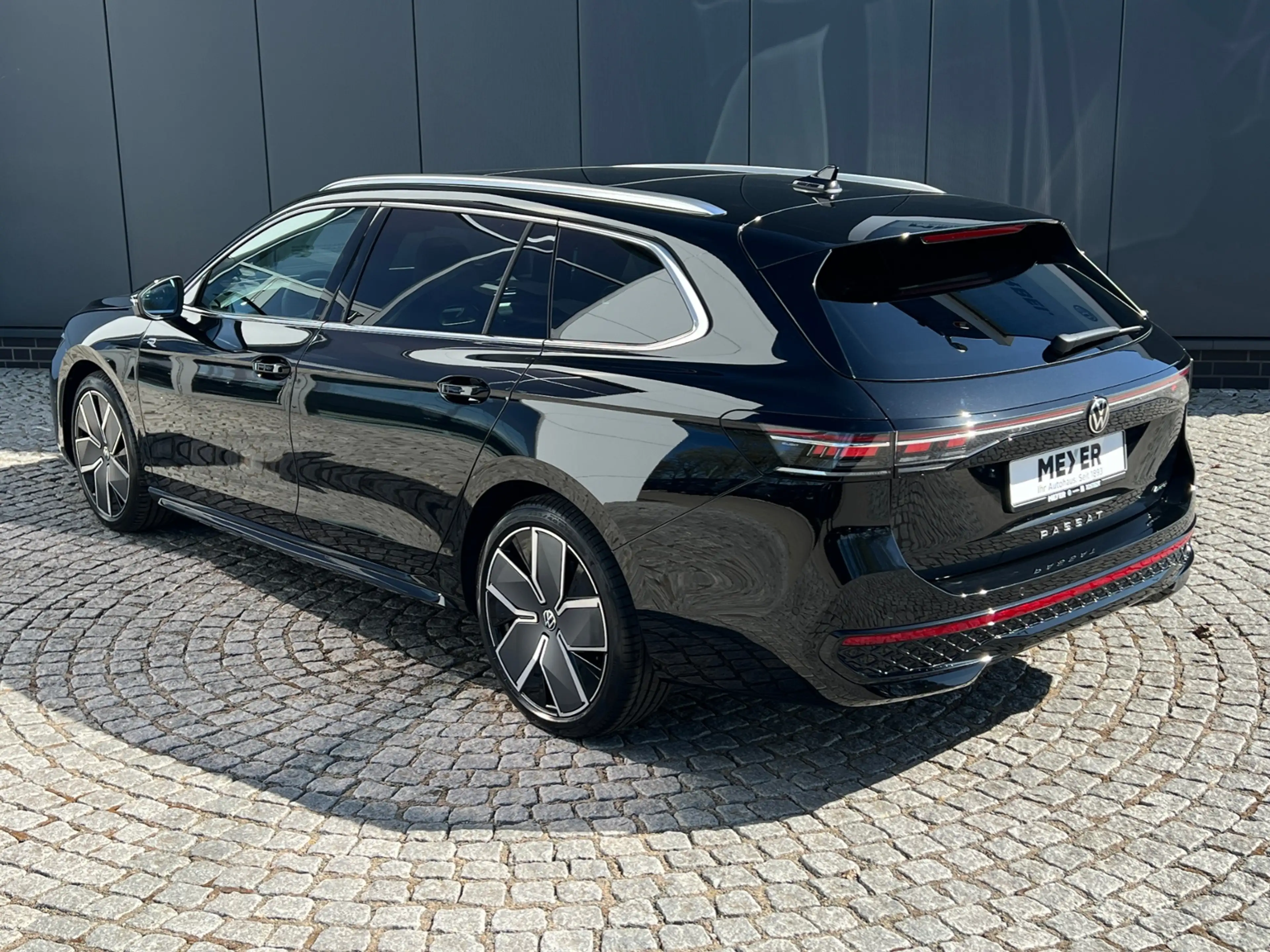 Volkswagen Passat Variant R-Line 2.0 TDI DSG 4MOTION *AHK, Pano, 19" LM* — photo 4