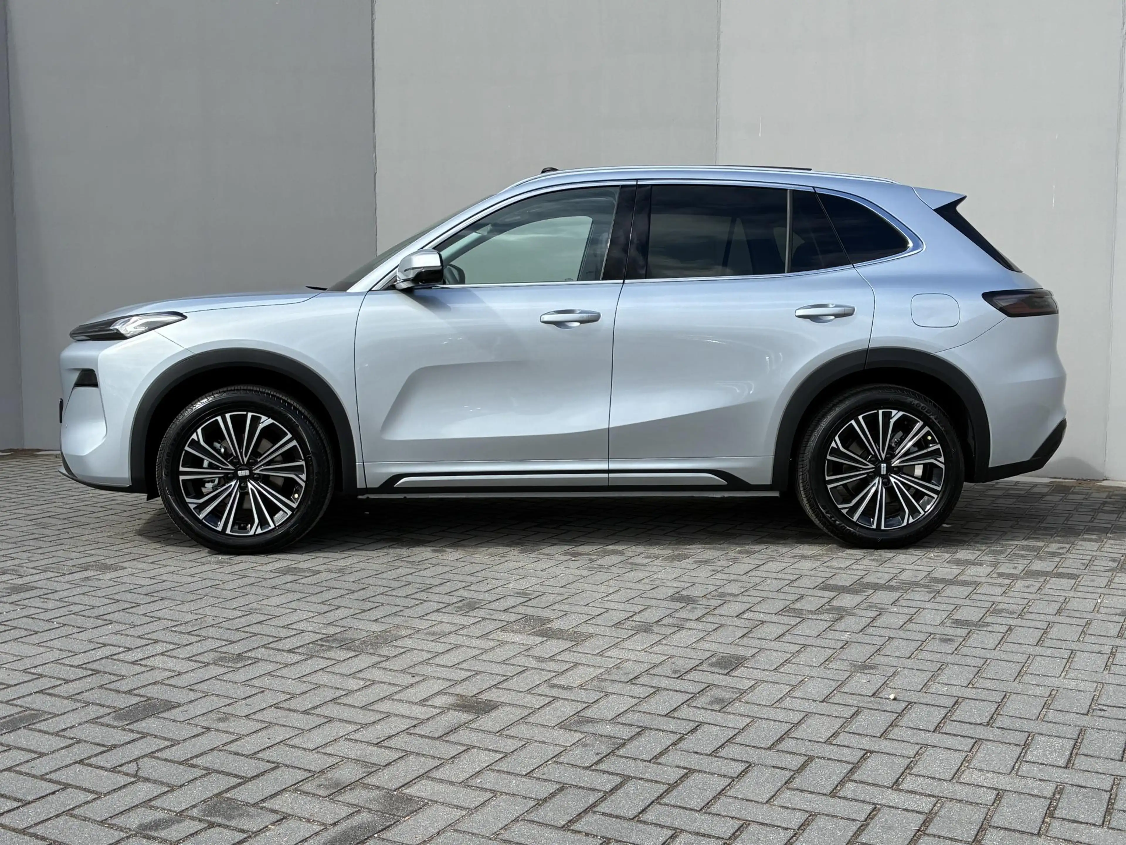 Geely Starray EM-i 1.5 Max+ / 29,8 kWh / 136KM WLTP / max 1055KM Acti — photo 8