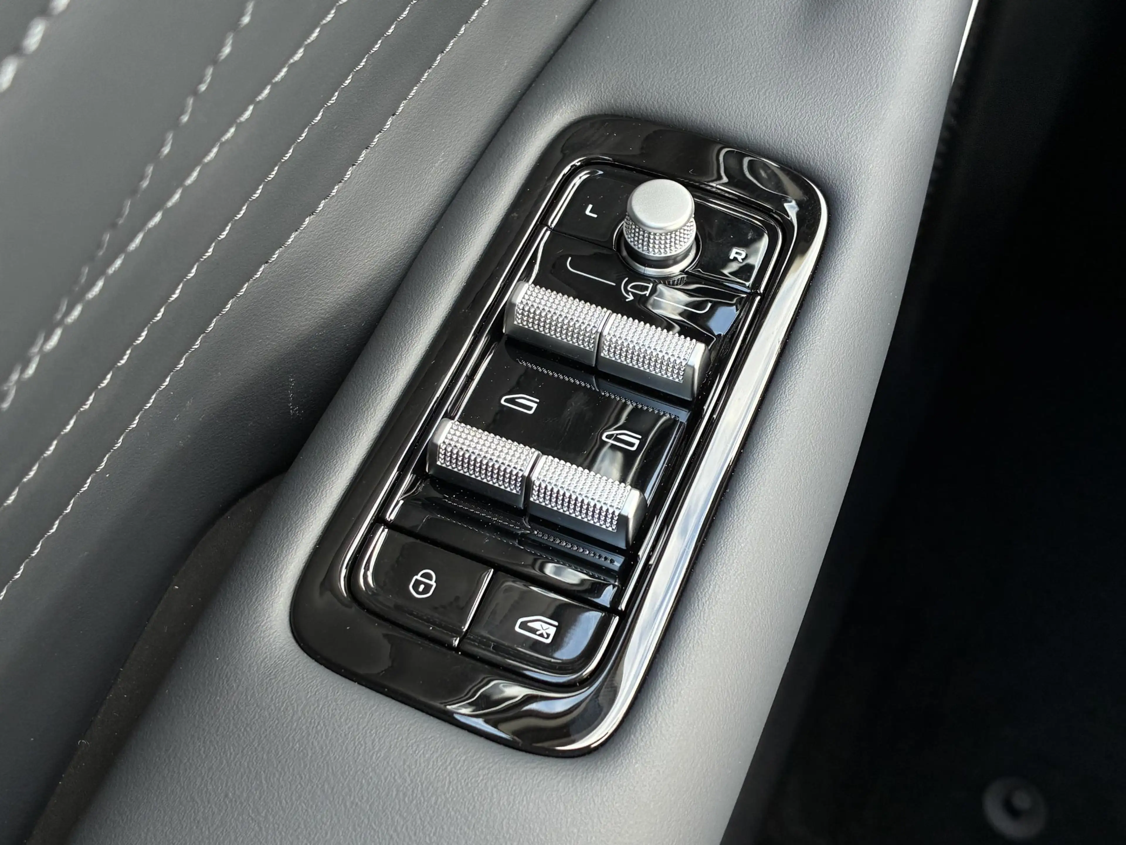 Geely Starray EM-i 1.5 Max+ / 29,8 kWh / 136KM WLTP / max 1055KM Acti — photo 13