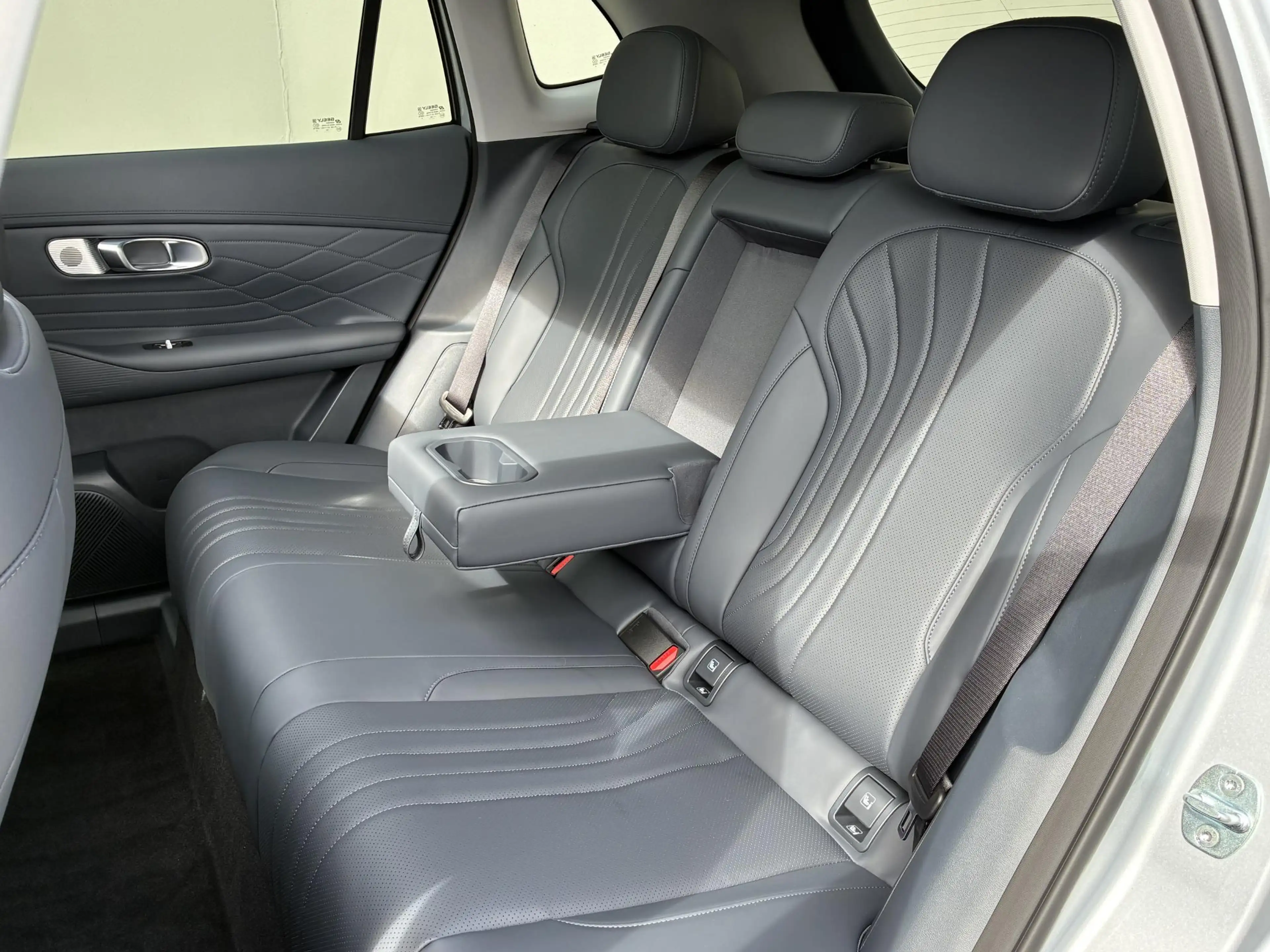 Geely Starray EM-i 1.5 Max+ / 29,8 kWh / 136KM WLTP / max 1055KM Acti — photo 36