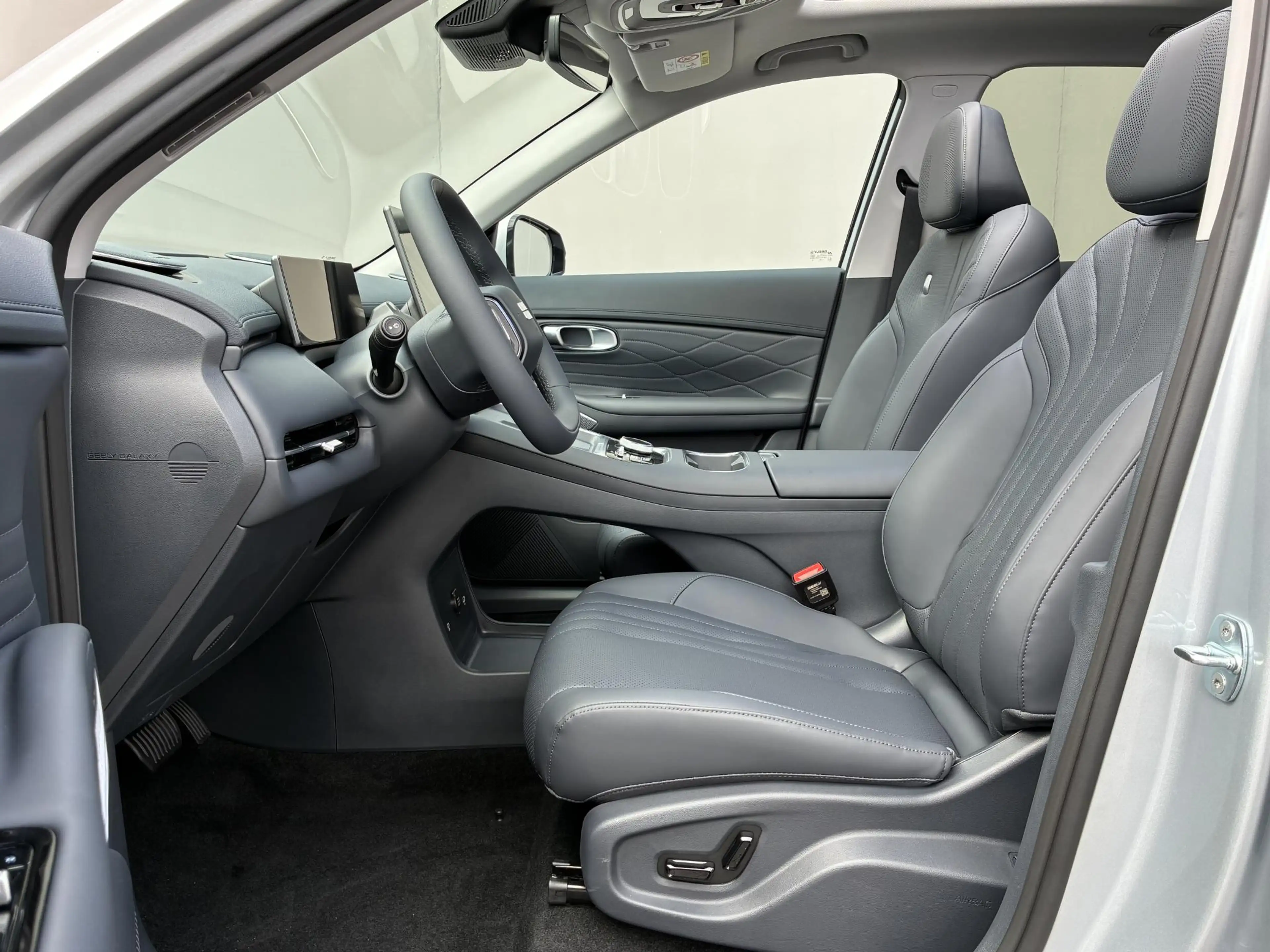 Geely Starray EM-i 1.5 Max+ / 29,8 kWh / 136KM WLTP / max 1055KM Acti — photo 6