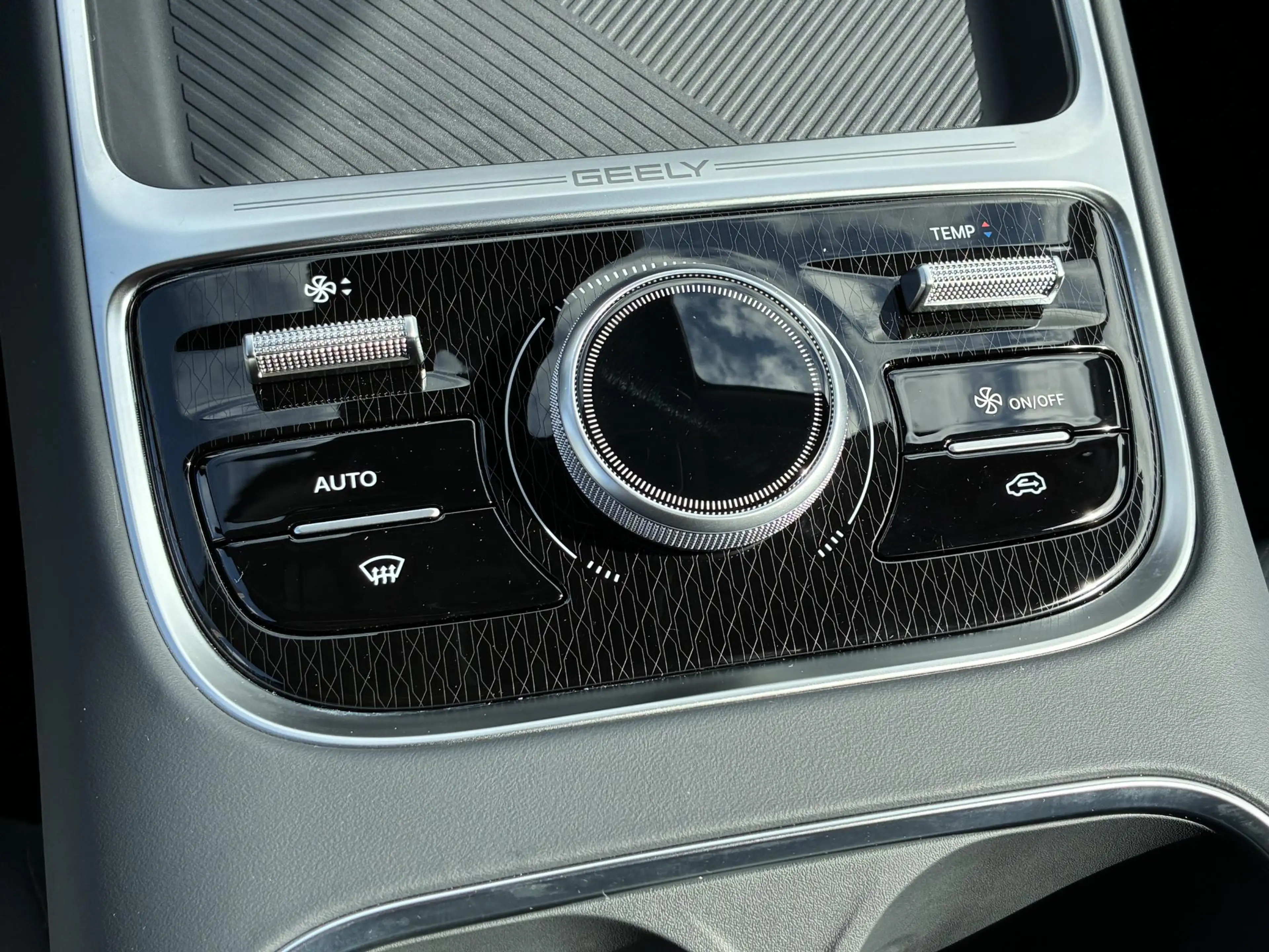 Geely Starray EM-i 1.5 Max+ / 29,8 kWh / 136KM WLTP / max 1055KM Acti — photo 34