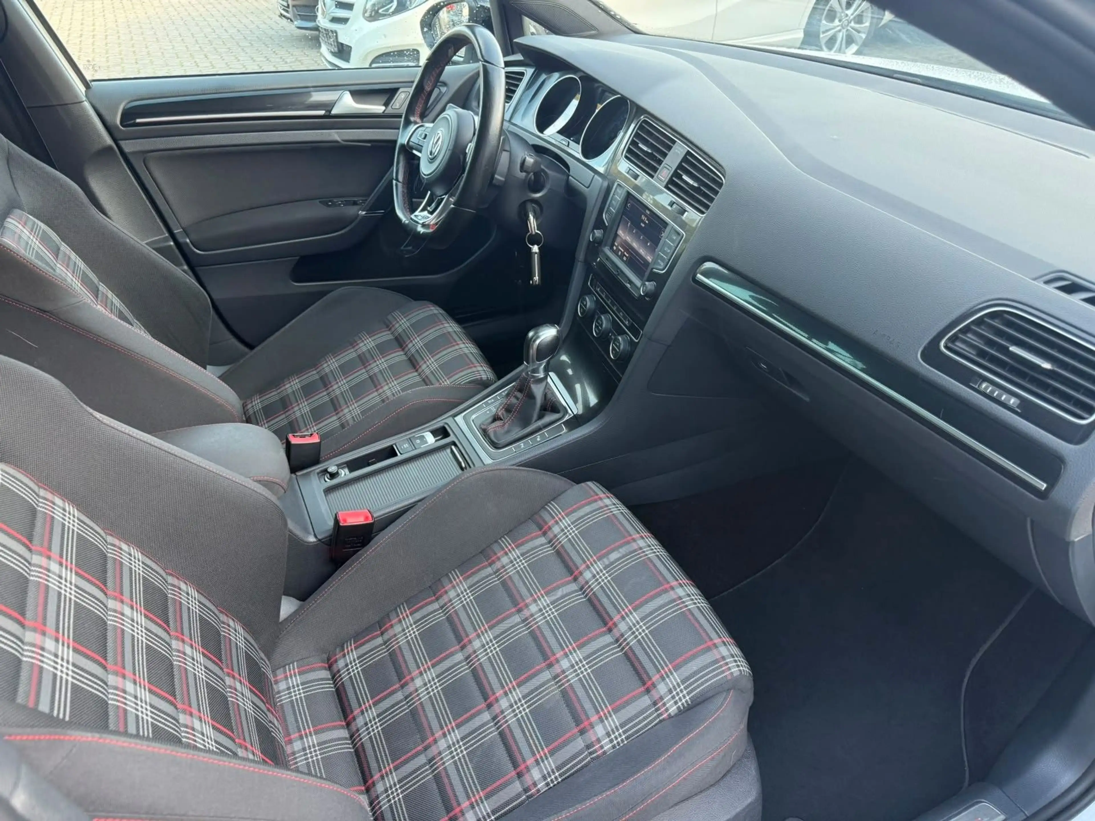 Volkswagen Golf VII Lim. GTI 5-TRG°AUTOM°PANO°PDC°SZHG°SH! — photo 8
