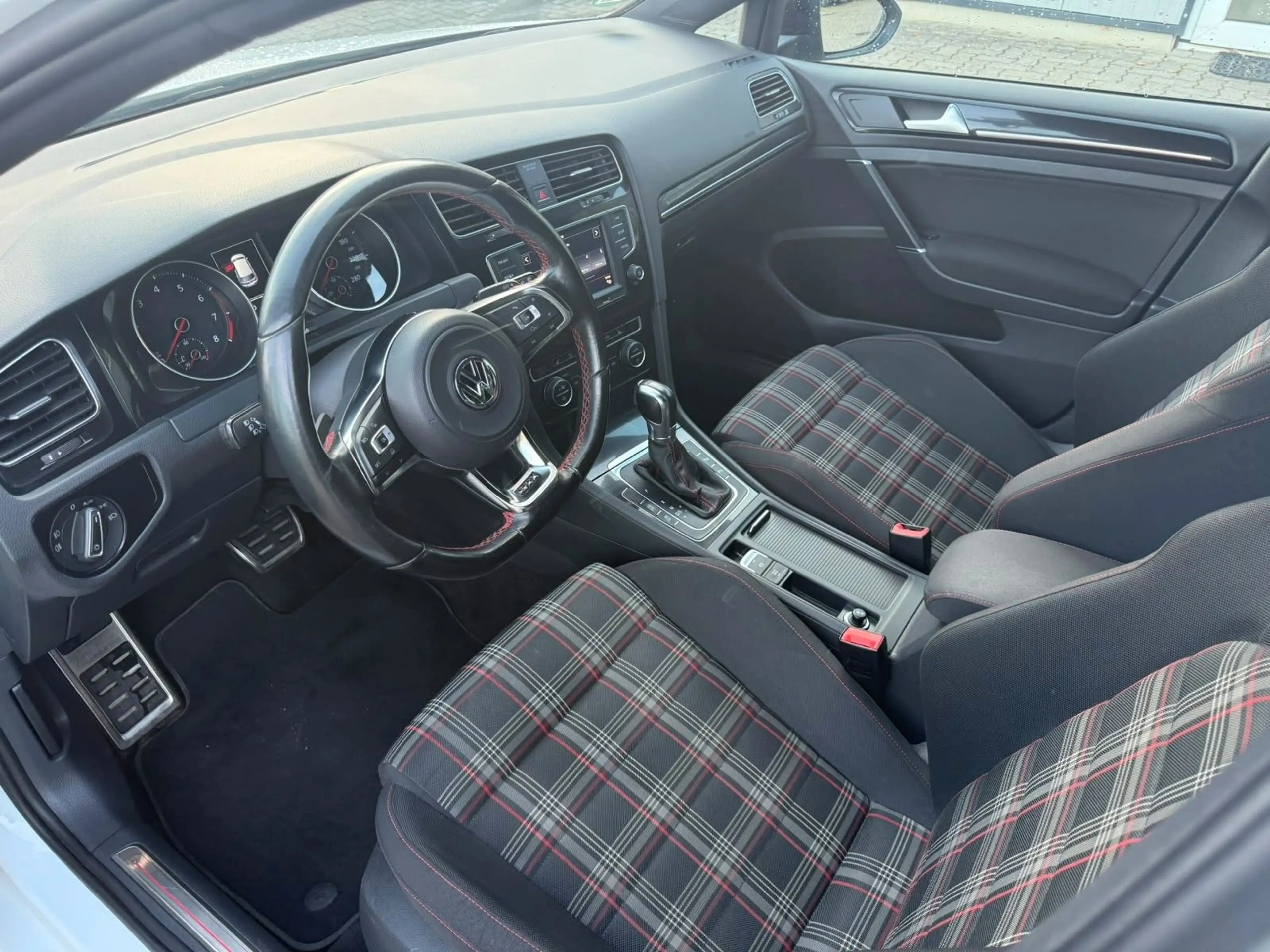 Volkswagen Golf VII Lim. GTI 5-TRG°AUTOM°PANO°PDC°SZHG°SH! — photo 7