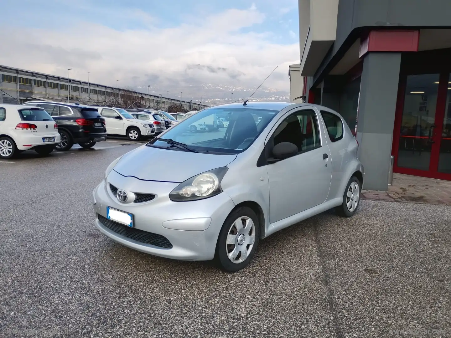 Toyota Aygo 1.0 VVT-i 3p. Now Silber - 2
