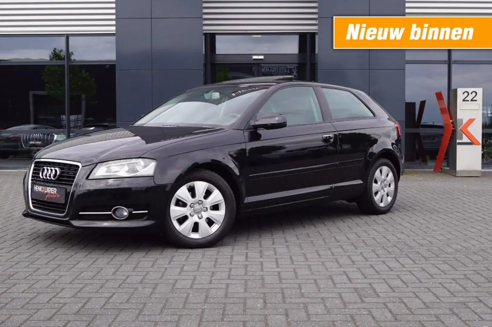 Audi A3 1.2 TFSI Attraction 105pk / Schuifdak / Navi Plus Zwart - 1